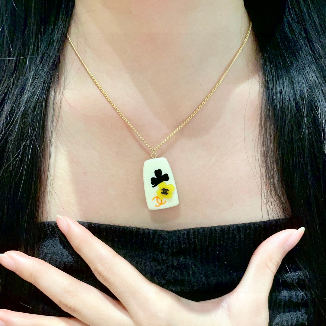 Chanel A貨黃色花牌項鍊 女生獨特配色春夏造型百搭｜歐美奢侈品精品推薦