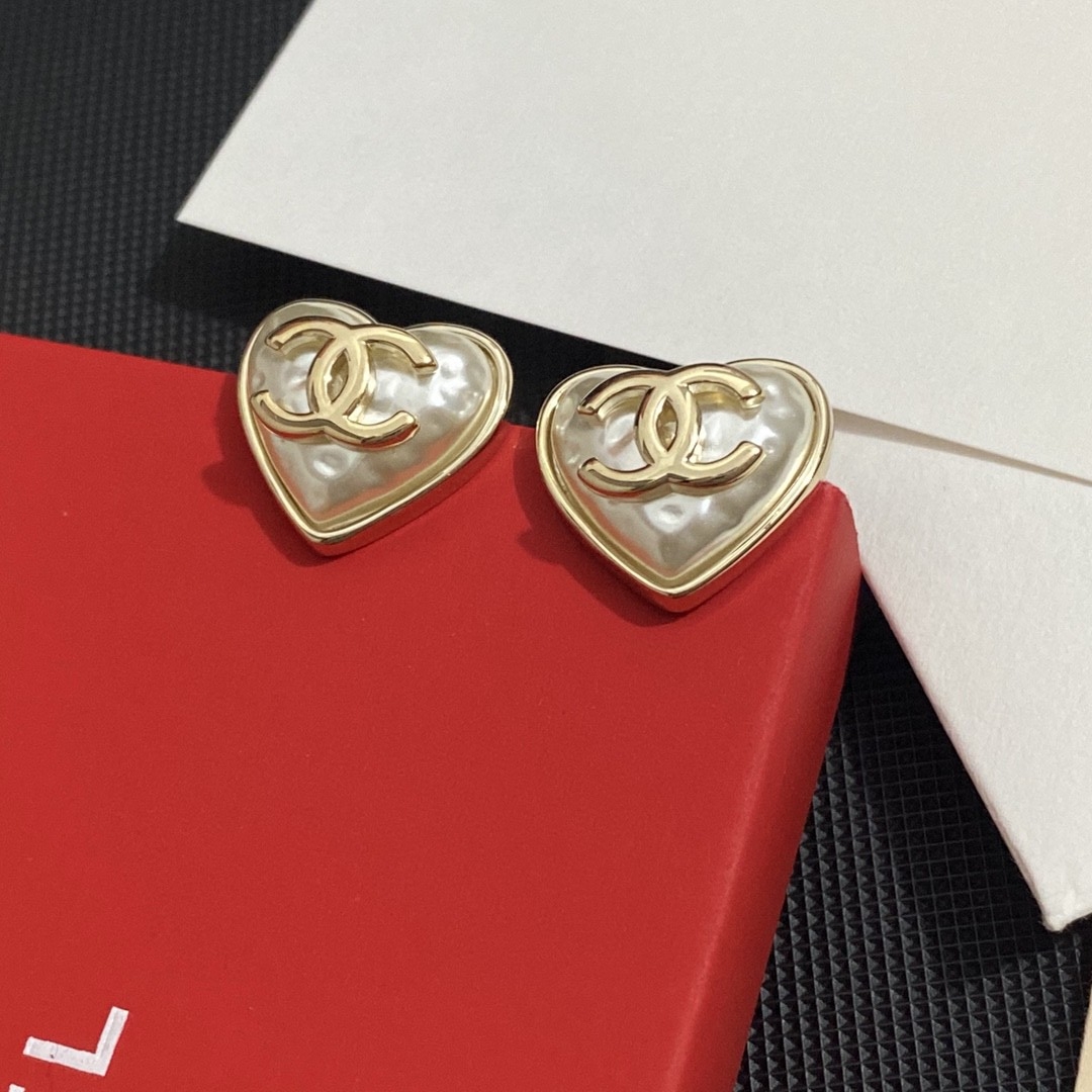 Chanel高仿珍珠愛心耳環 女款米白光澤立體設計飾品｜歐美奢侈品精品推薦