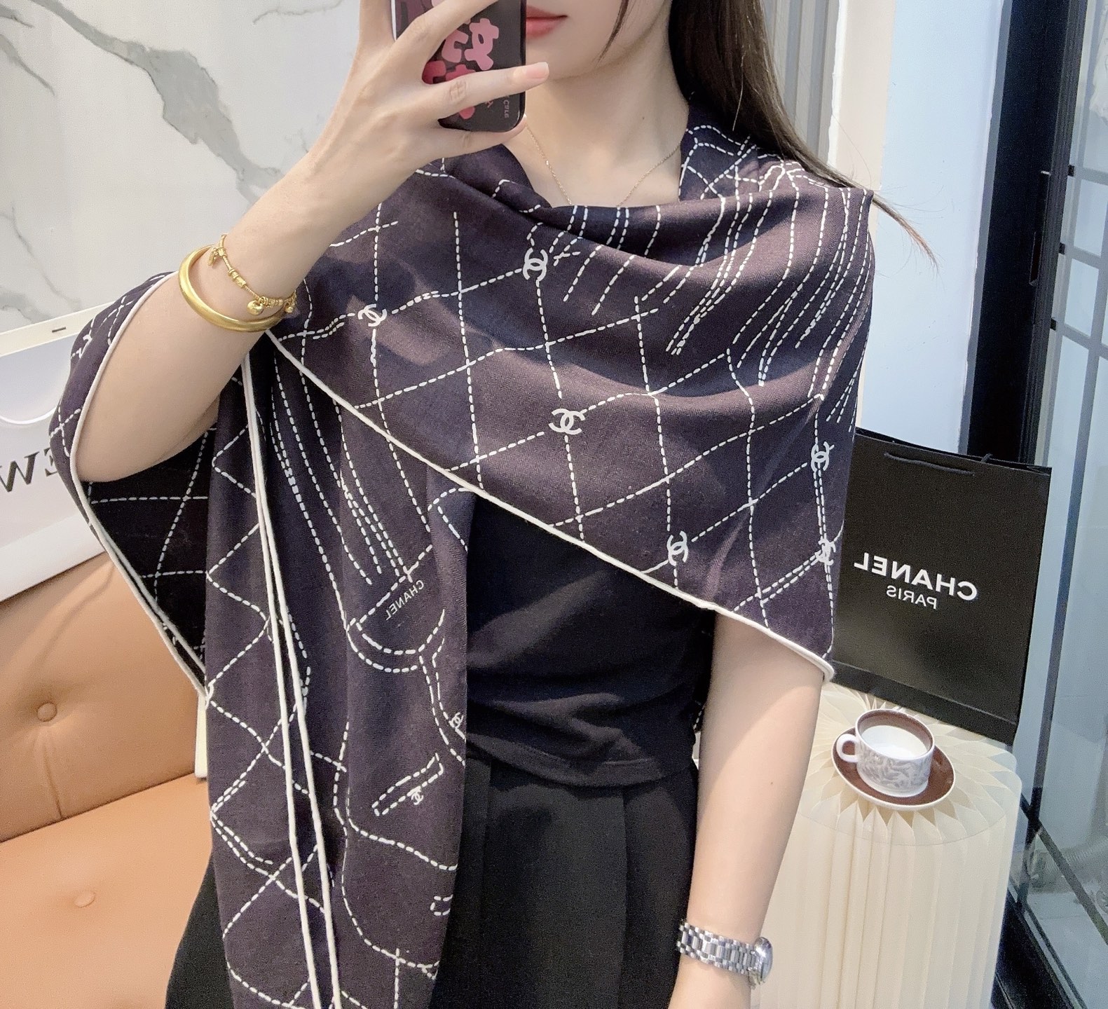 Chanel高仿圍巾經典菱格紋披肩款式優雅耐看秋冬必備|超A仿原單精品圖片 6 Chanel高仿圍巾經典菱格紋披肩款式優雅耐看秋冬必備|歐美奢侈品精品推薦