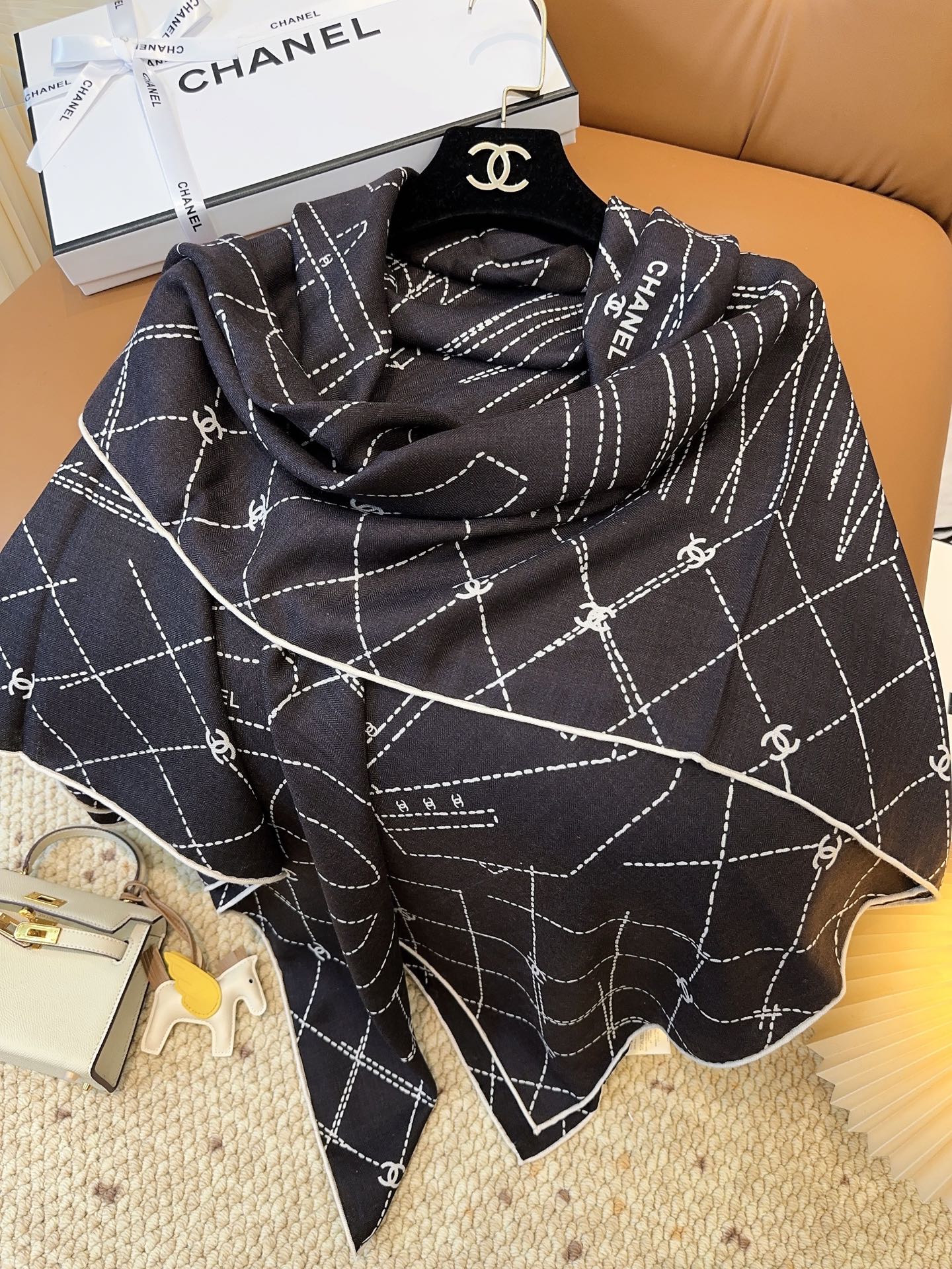 Chanel高仿圍巾經典菱格紋披肩款式優雅耐看秋冬必備|超A仿原單精品圖片 11 Chanel高仿圍巾經典菱格紋披肩款式優雅耐看秋冬必備|歐美奢侈品精品推薦