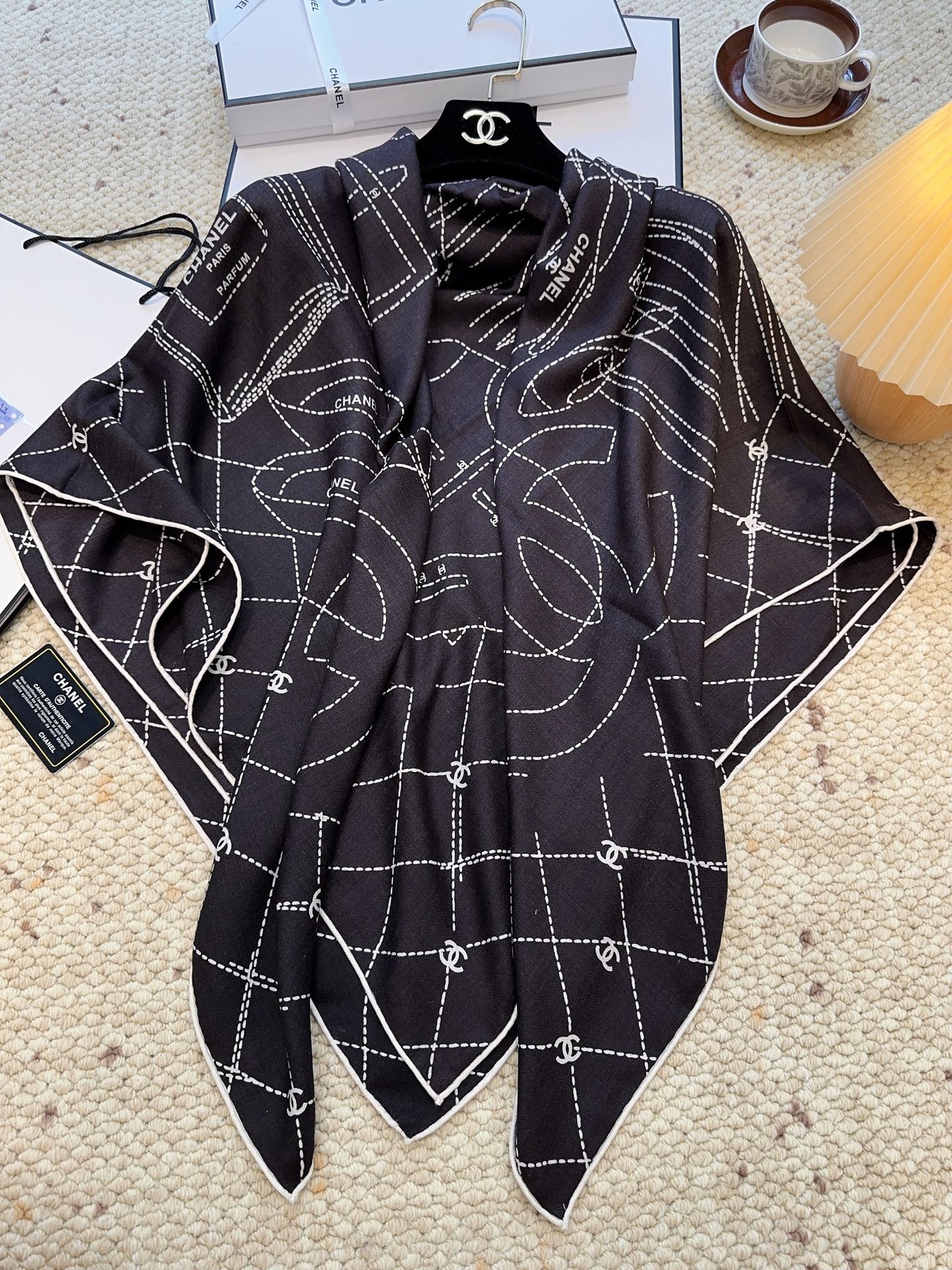 Chanel高仿圍巾經典菱格紋披肩款式優雅耐看秋冬必備|超A仿原單精品圖片 10 Chanel高仿圍巾經典菱格紋披肩款式優雅耐看秋冬必備|歐美奢侈品精品推薦
