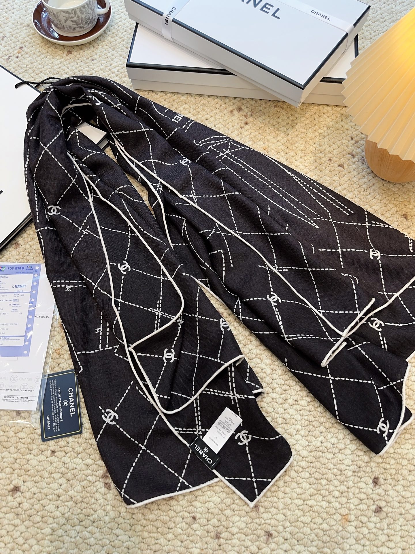 Chanel高仿圍巾經典菱格紋披肩款式優雅耐看秋冬必備|超A仿原單精品圖片 9 Chanel高仿圍巾經典菱格紋披肩款式優雅耐看秋冬必備|歐美奢侈品精品推薦