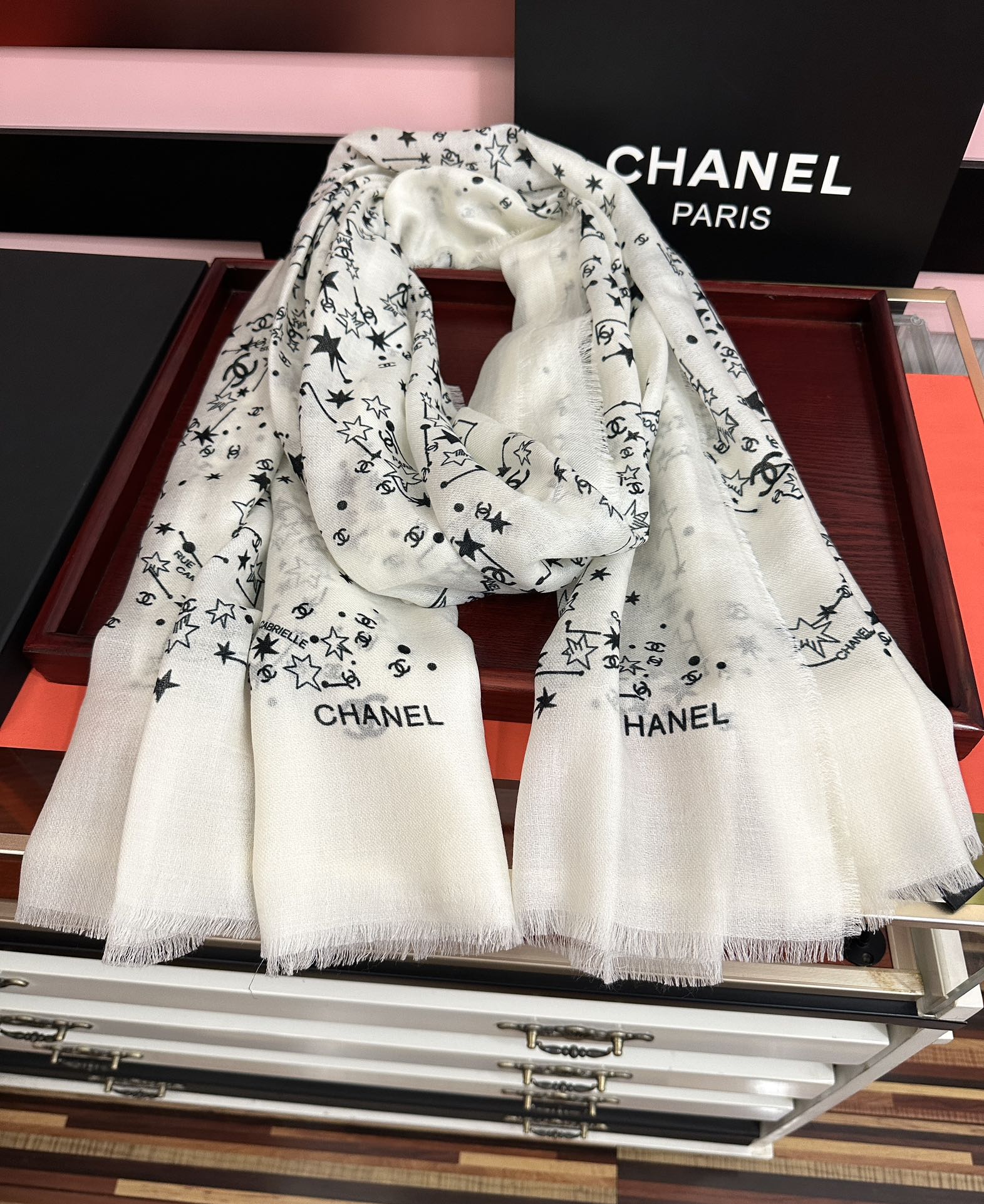 Chanel一比一圍巾白色星星滿版印花質感羊毛觸感款|超A仿原單精品圖片 12 Chanel一比一圍巾白色星星滿版印花質感羊毛觸感款|歐美奢侈品精品推薦