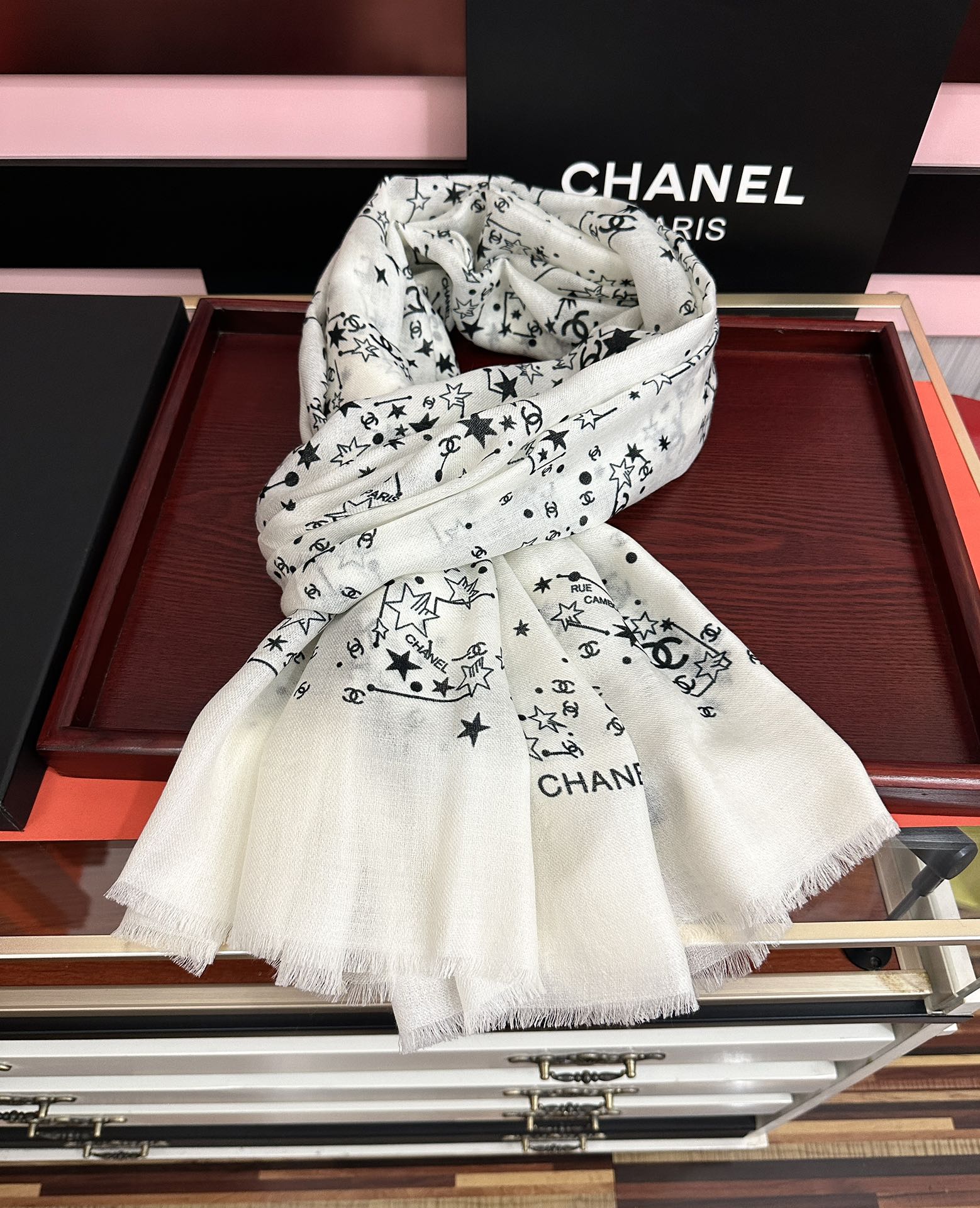 Chanel一比一圍巾白色星星滿版印花質感羊毛觸感款|超A仿原單精品圖片 11 Chanel一比一圍巾白色星星滿版印花質感羊毛觸感款|歐美奢侈品精品推薦