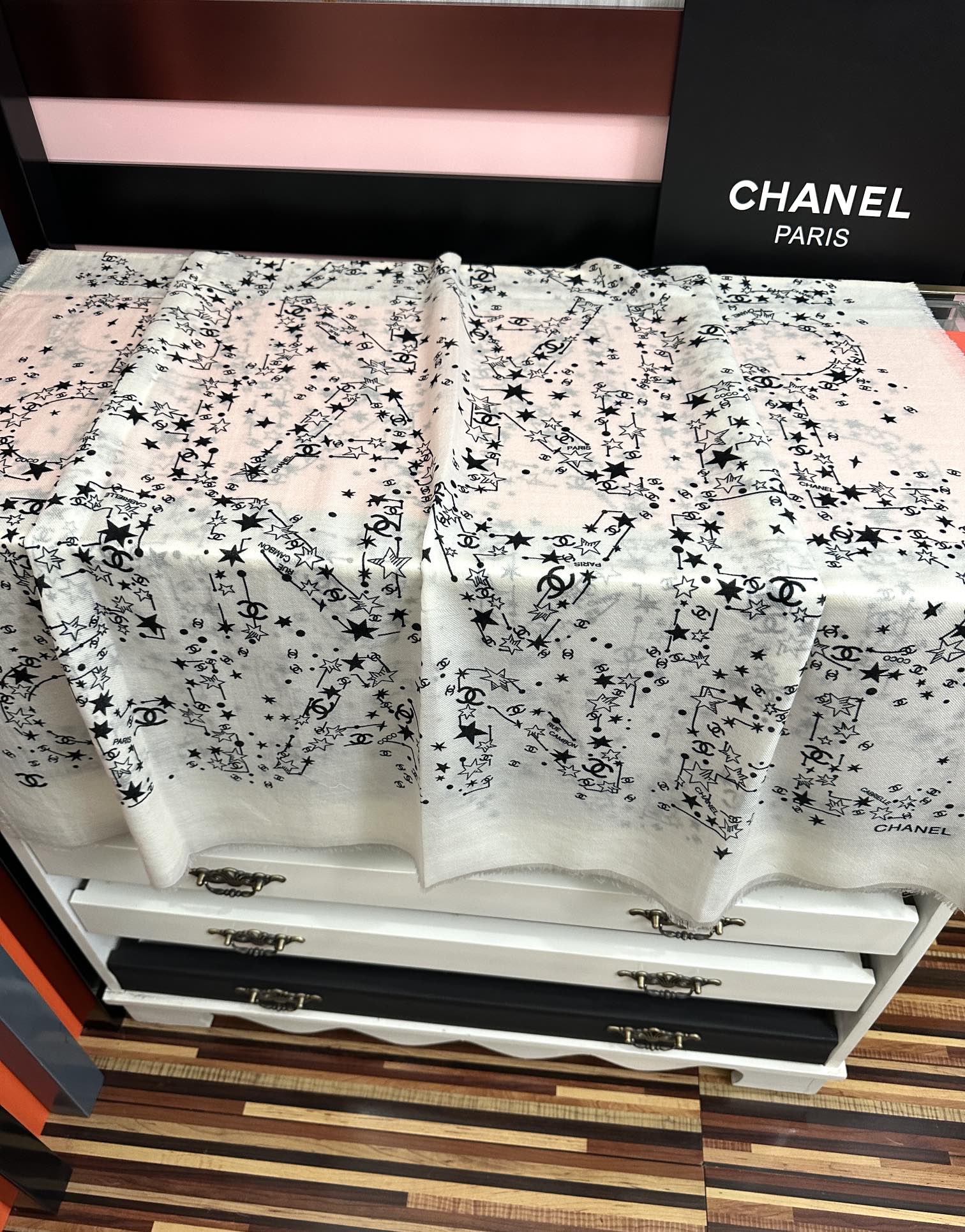 Chanel一比一圍巾白色星星滿版印花質感羊毛觸感款|超A仿原單精品圖片 10 Chanel一比一圍巾白色星星滿版印花質感羊毛觸感款|歐美奢侈品精品推薦