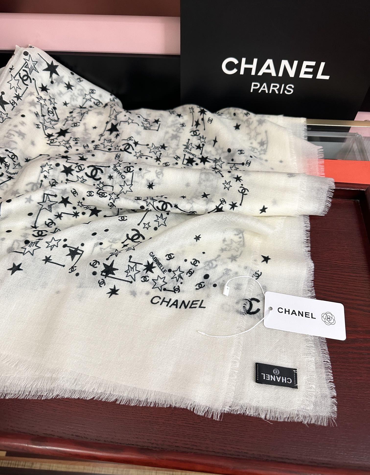 Chanel一比一圍巾白色星星滿版印花質感羊毛觸感款|超A仿原單精品圖片 9 Chanel一比一圍巾白色星星滿版印花質感羊毛觸感款|歐美奢侈品精品推薦