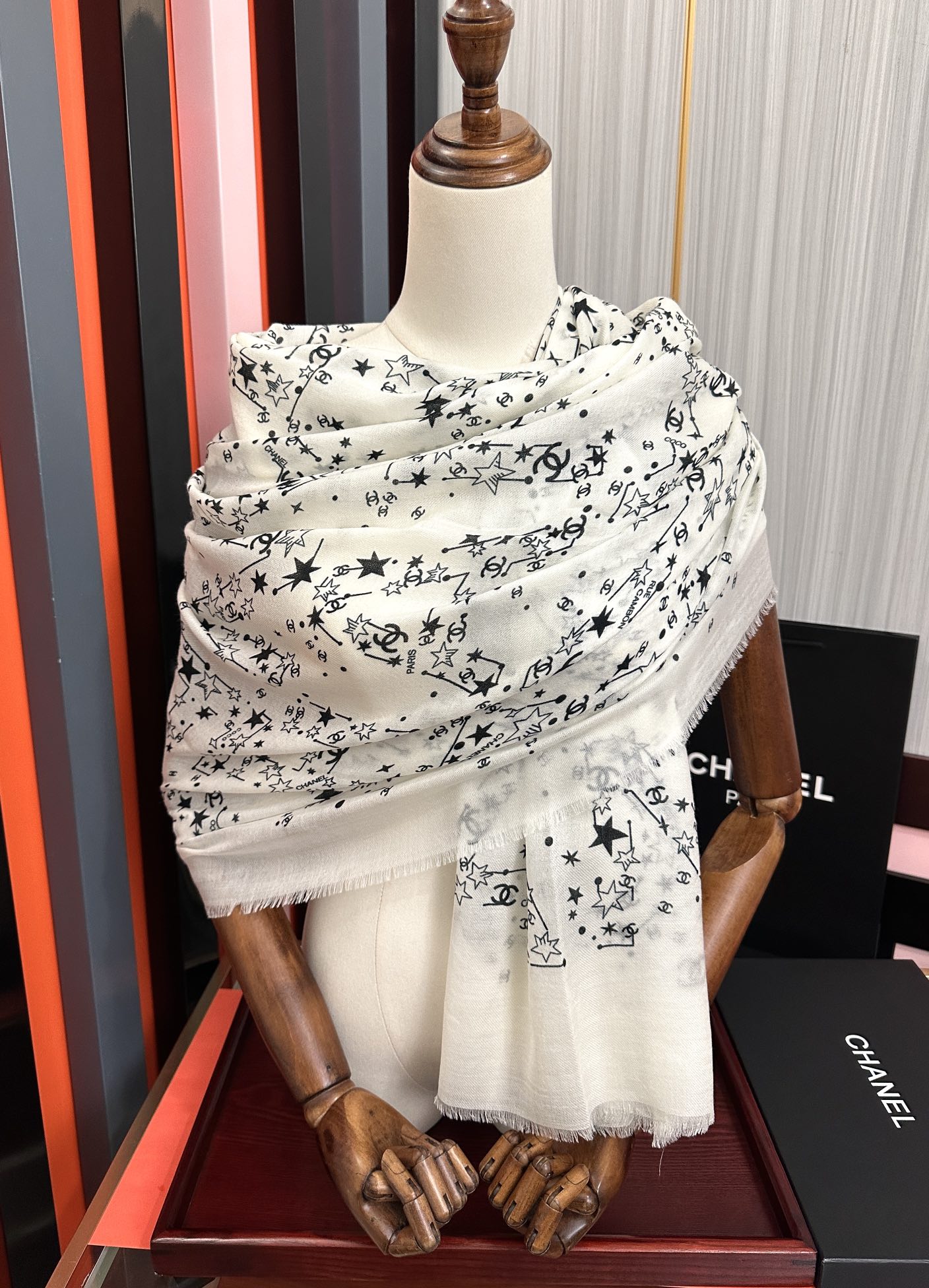 Chanel一比一圍巾白色星星滿版印花質感羊毛觸感款|超A仿原單精品圖片 8 Chanel一比一圍巾白色星星滿版印花質感羊毛觸感款|歐美奢侈品精品推薦