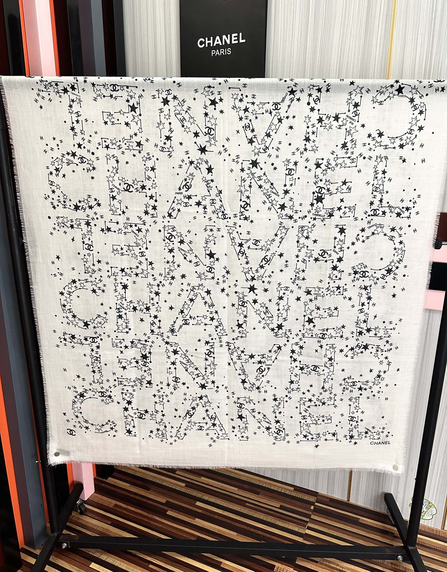 Chanel一比一圍巾白色星星滿版印花質感羊毛觸感款|超A仿原單精品圖片 7 Chanel一比一圍巾白色星星滿版印花質感羊毛觸感款|歐美奢侈品精品推薦
