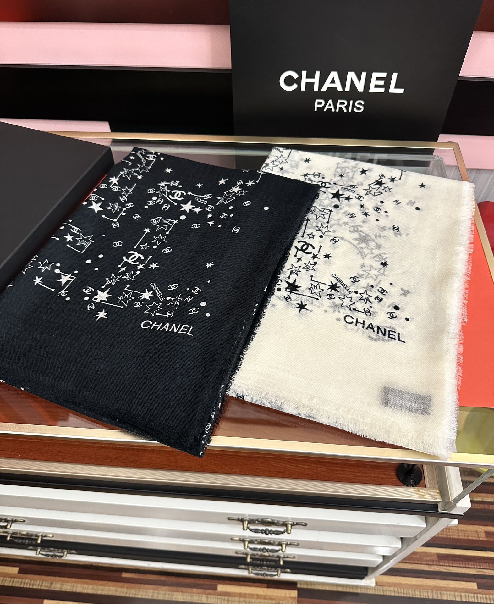 Chanel高仿圍巾黑色星星印花款滿版時尚設計感|超A仿原單精品圖片 6 Chanel高仿圍巾黑色星星印花款滿版時尚設計感|歐美奢侈品精品推薦