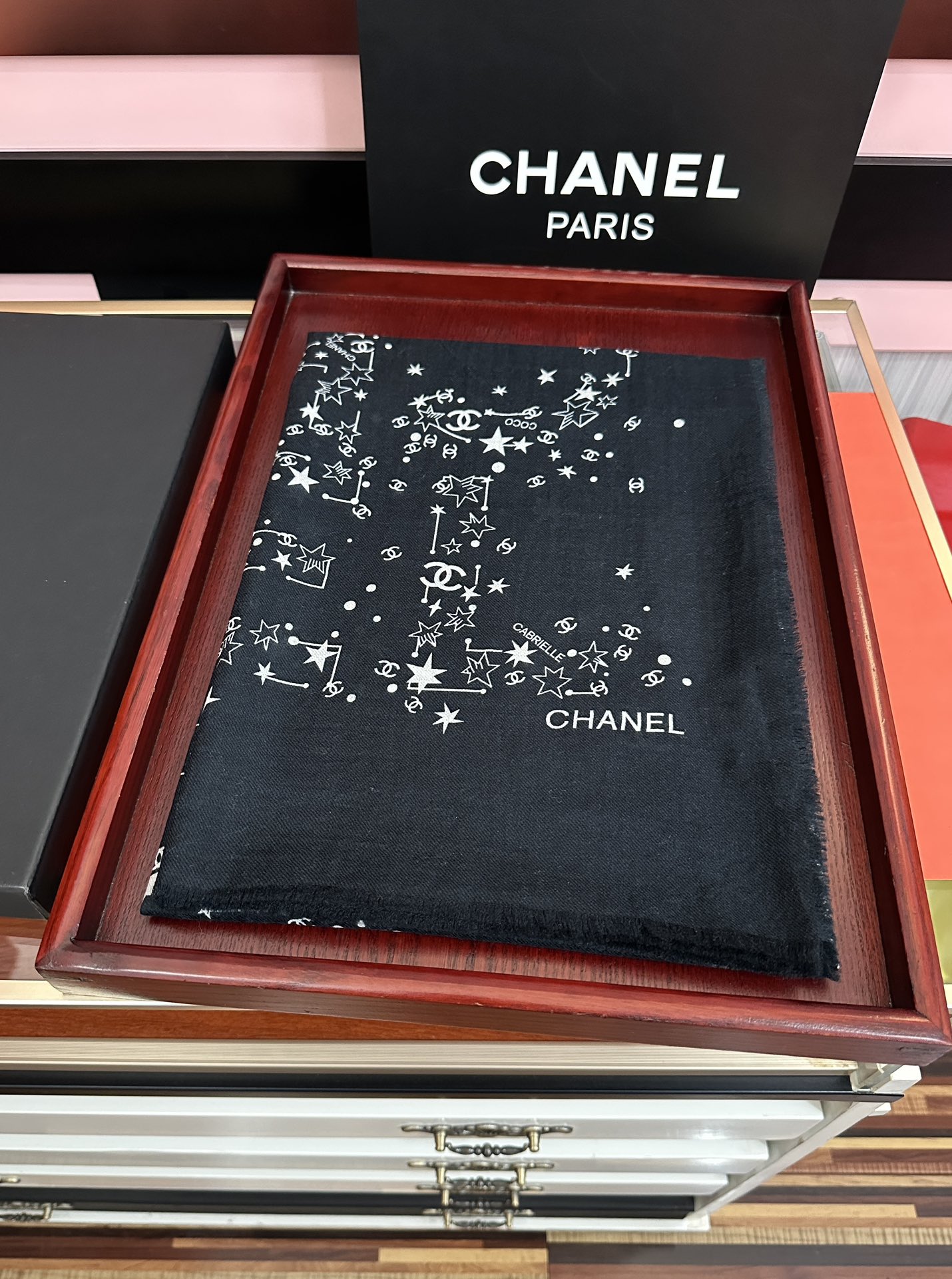 Chanel高仿圍巾黑色星星印花款滿版時尚設計感