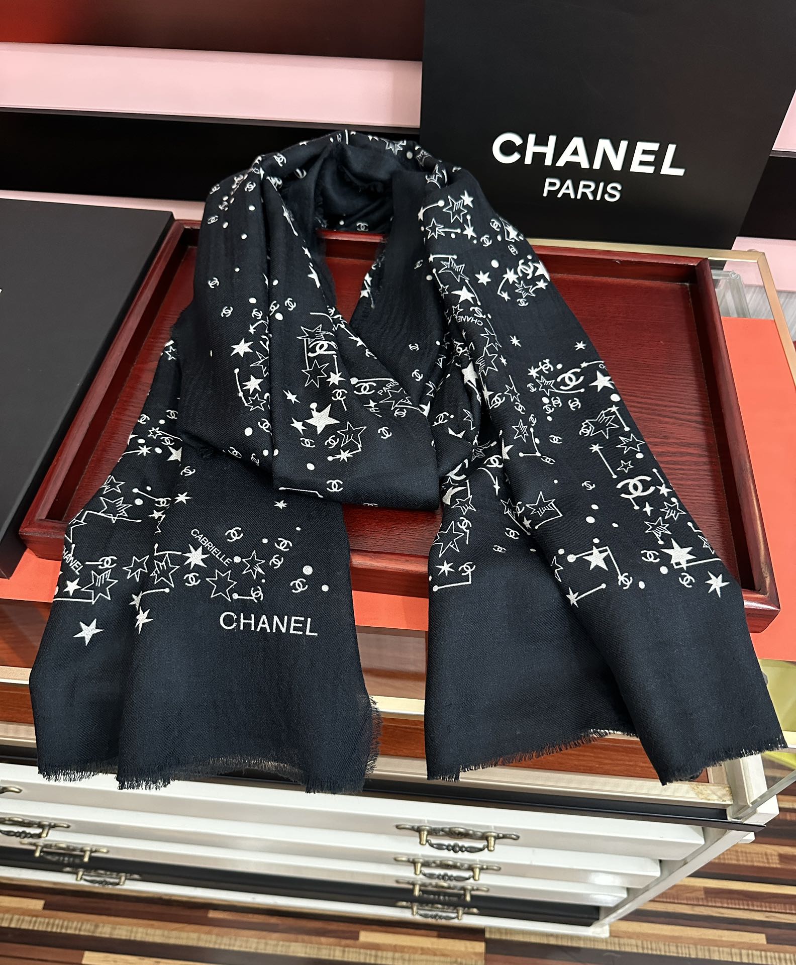 Chanel高仿圍巾黑色星星印花款滿版時尚設計感|超A仿原單精品圖片 12 Chanel高仿圍巾黑色星星印花款滿版時尚設計感|歐美奢侈品精品推薦