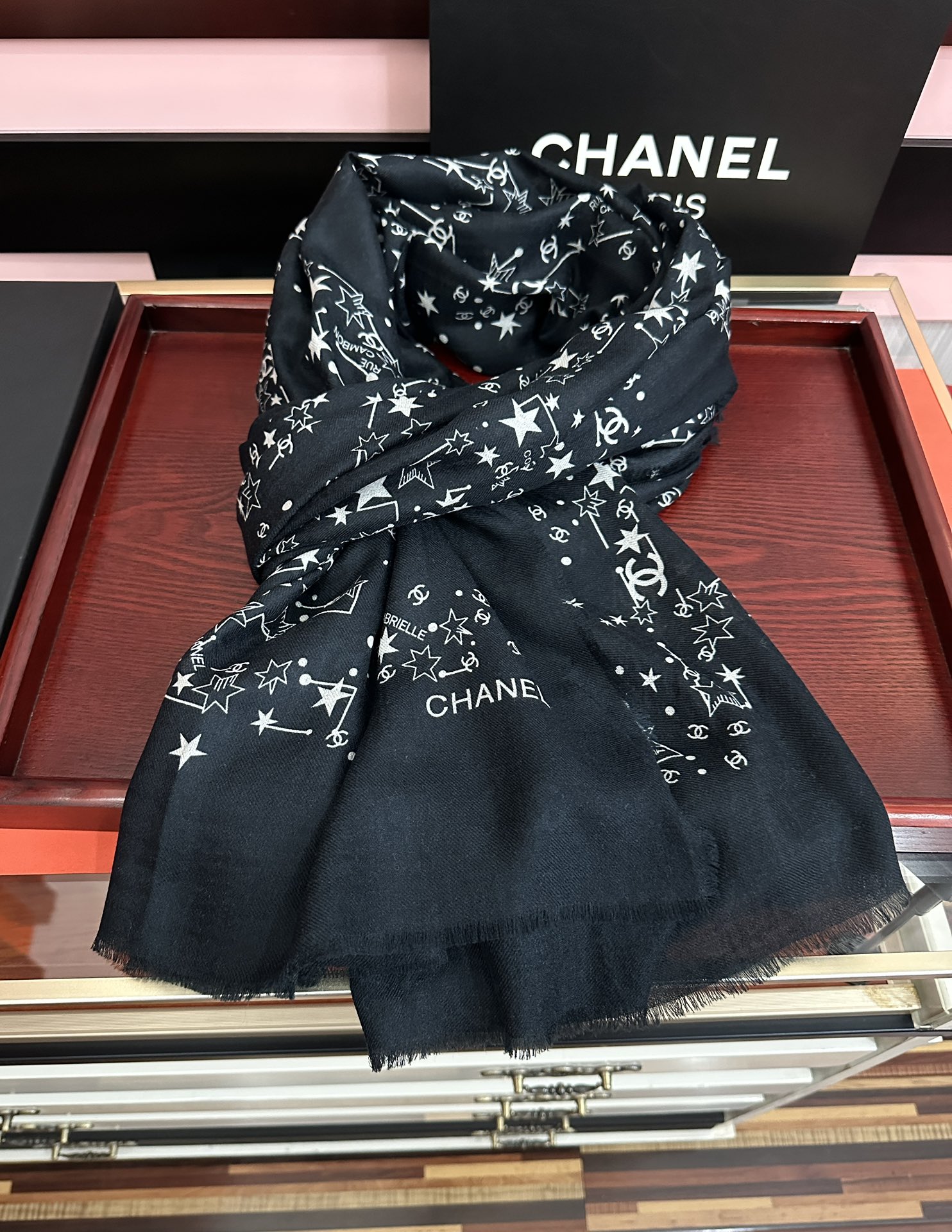 Chanel高仿圍巾黑色星星印花款滿版時尚設計感|超A仿原單精品圖片 11 Chanel高仿圍巾黑色星星印花款滿版時尚設計感|歐美奢侈品精品推薦