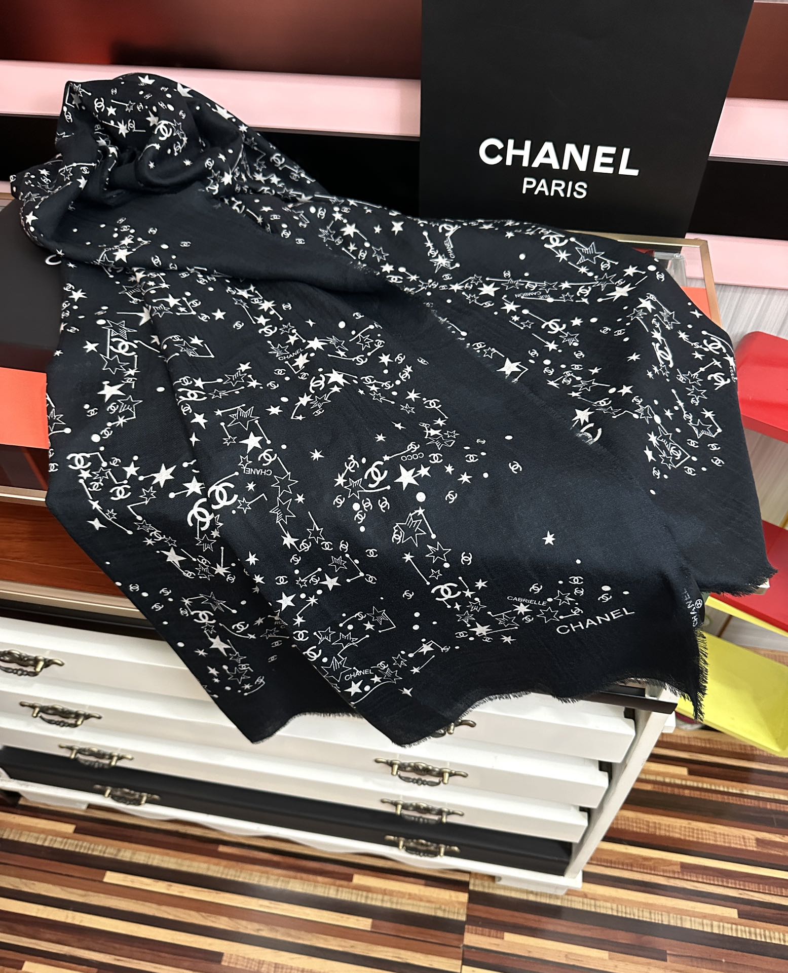 Chanel高仿圍巾黑色星星印花款滿版時尚設計感|超A仿原單精品圖片 10 Chanel高仿圍巾黑色星星印花款滿版時尚設計感|歐美奢侈品精品推薦