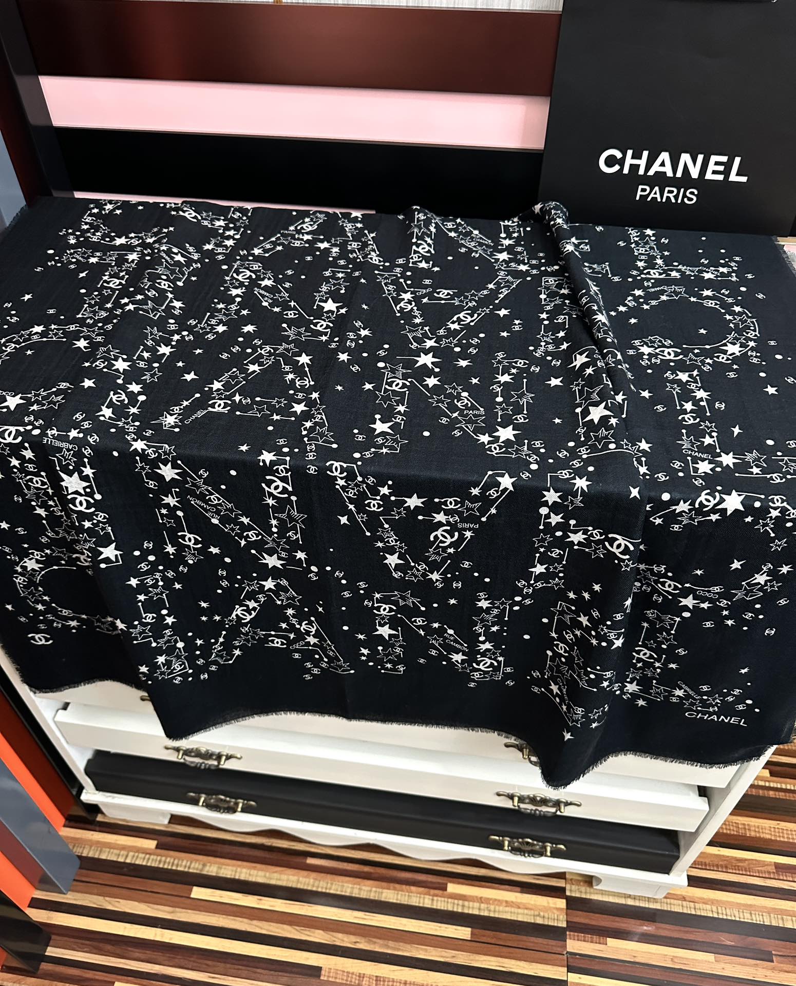 Chanel高仿圍巾黑色星星印花款滿版時尚設計感|超A仿原單精品圖片 9 Chanel高仿圍巾黑色星星印花款滿版時尚設計感|歐美奢侈品精品推薦