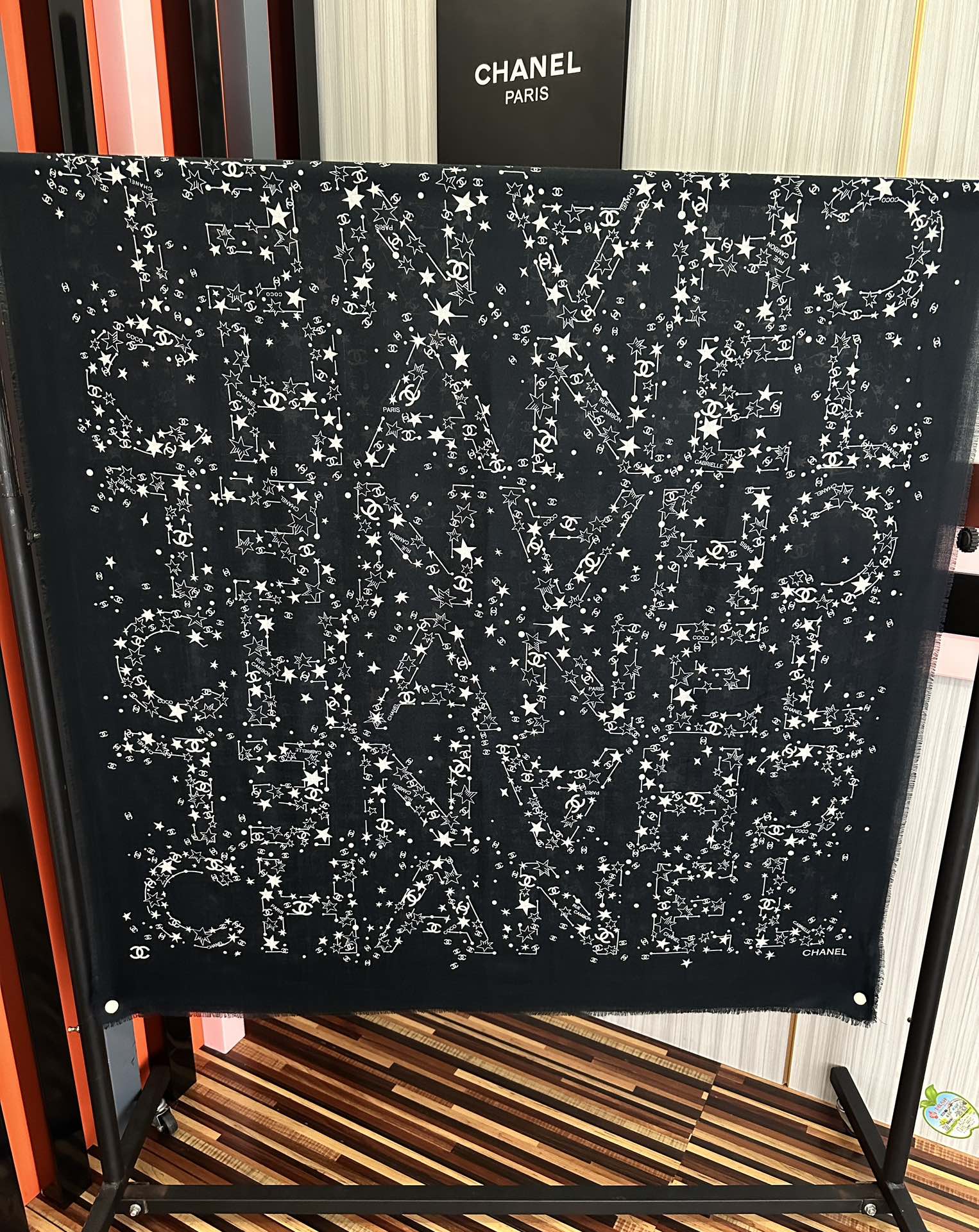 Chanel高仿圍巾黑色星星印花款滿版時尚設計感|超A仿原單精品圖片 7 Chanel高仿圍巾黑色星星印花款滿版時尚設計感|歐美奢侈品精品推薦