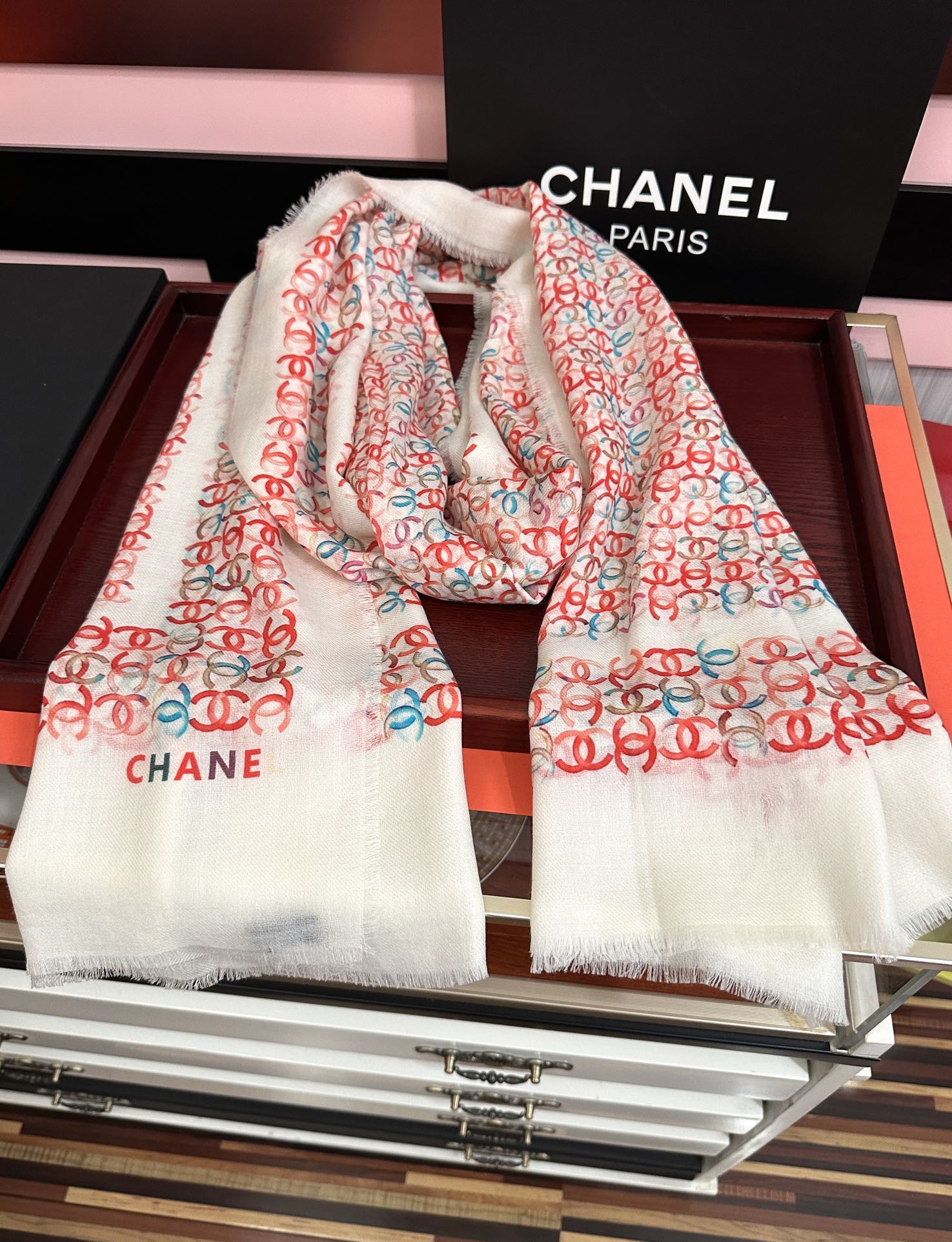 Chanel原單等級圍巾白底紅藍Logo印花輕薄設計款|超A仿原單精品圖片 2 Chanel原單等級圍巾白底紅藍Logo印花輕薄設計款|歐美奢侈品精品推薦