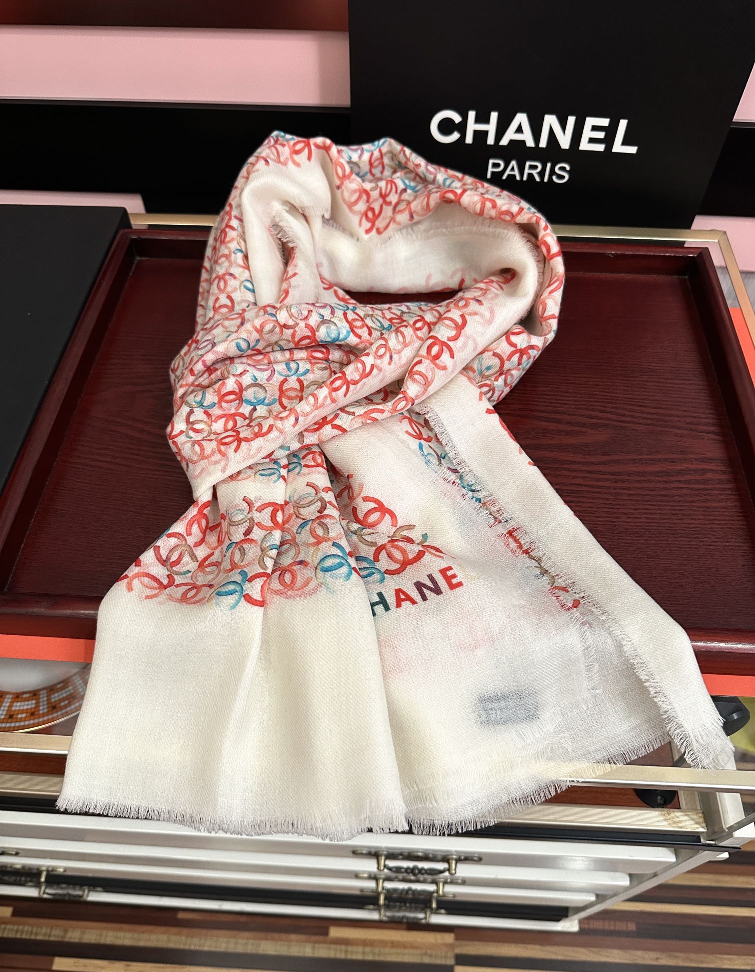 Chanel原單等級圍巾白底紅藍Logo印花輕薄設計款|超A仿原單精品圖片 12 Chanel原單等級圍巾白底紅藍Logo印花輕薄設計款|歐美奢侈品精品推薦
