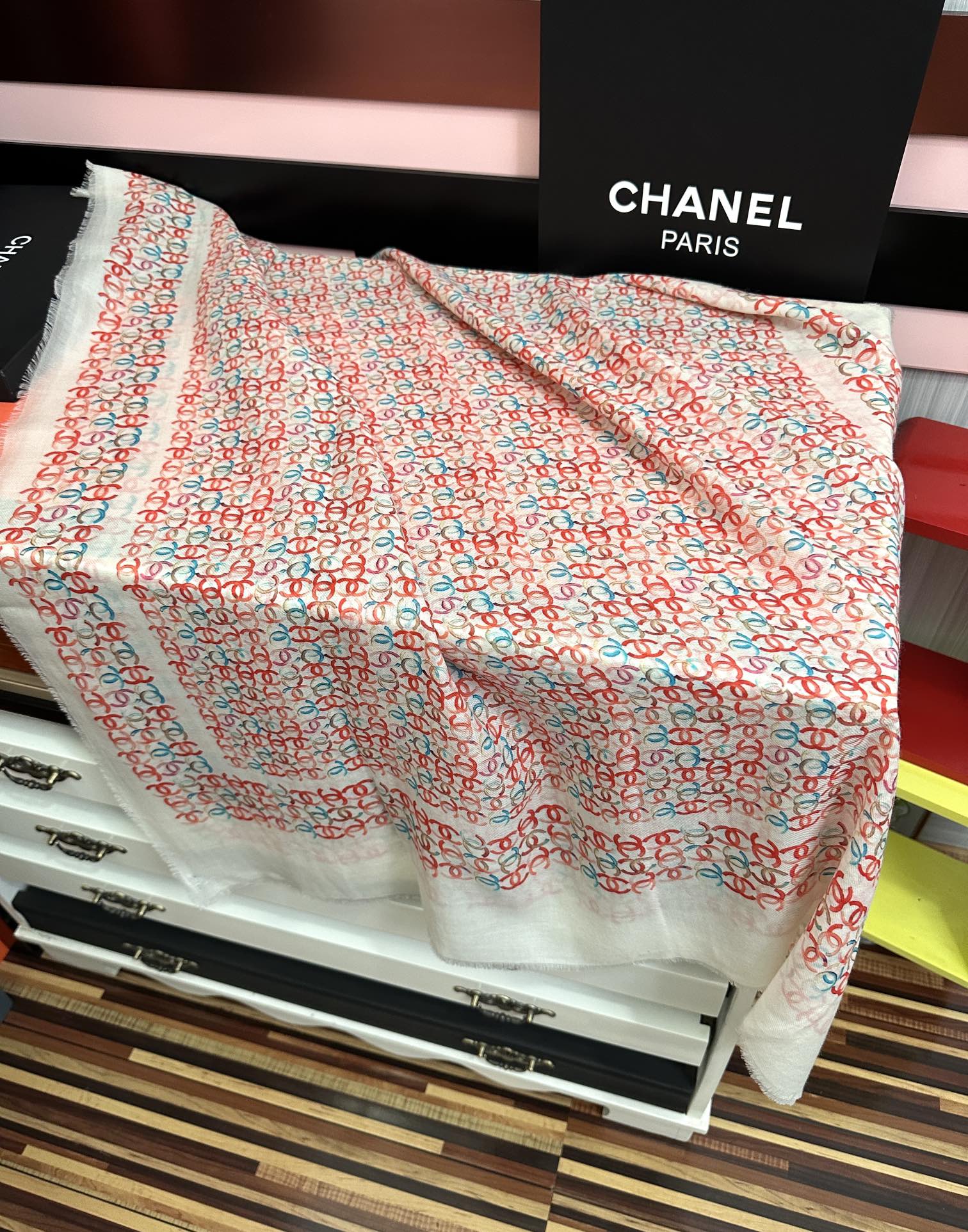 Chanel原單等級圍巾白底紅藍Logo印花輕薄設計款|超A仿原單精品圖片 11 Chanel原單等級圍巾白底紅藍Logo印花輕薄設計款|歐美奢侈品精品推薦