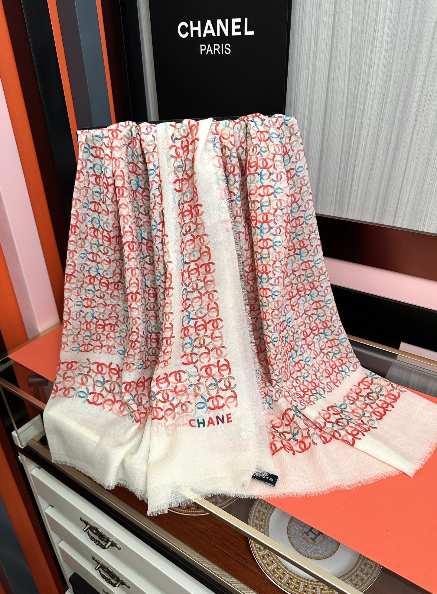 Chanel原單等級圍巾白底紅藍Logo印花輕薄設計款|超A仿原單精品圖片 10 Chanel原單等級圍巾白底紅藍Logo印花輕薄設計款|歐美奢侈品精品推薦