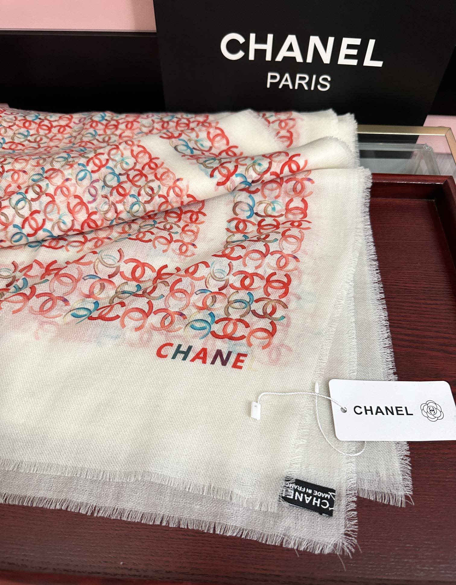 Chanel原單等級圍巾白底紅藍Logo印花輕薄設計款|超A仿原單精品圖片 9 Chanel原單等級圍巾白底紅藍Logo印花輕薄設計款|歐美奢侈品精品推薦