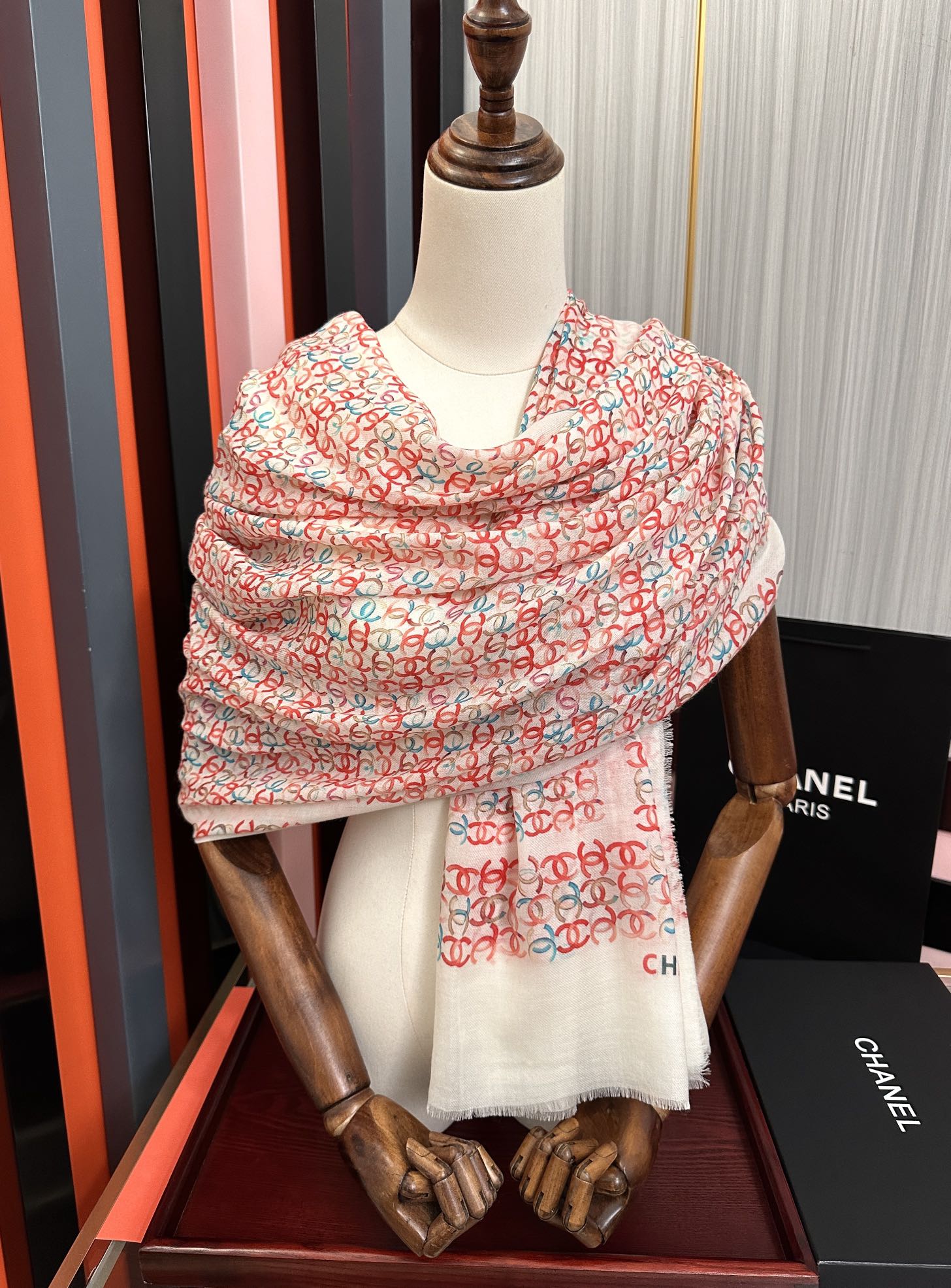 Chanel原單等級圍巾白底紅藍Logo印花輕薄設計款|超A仿原單精品圖片 8 Chanel原單等級圍巾白底紅藍Logo印花輕薄設計款|歐美奢侈品精品推薦