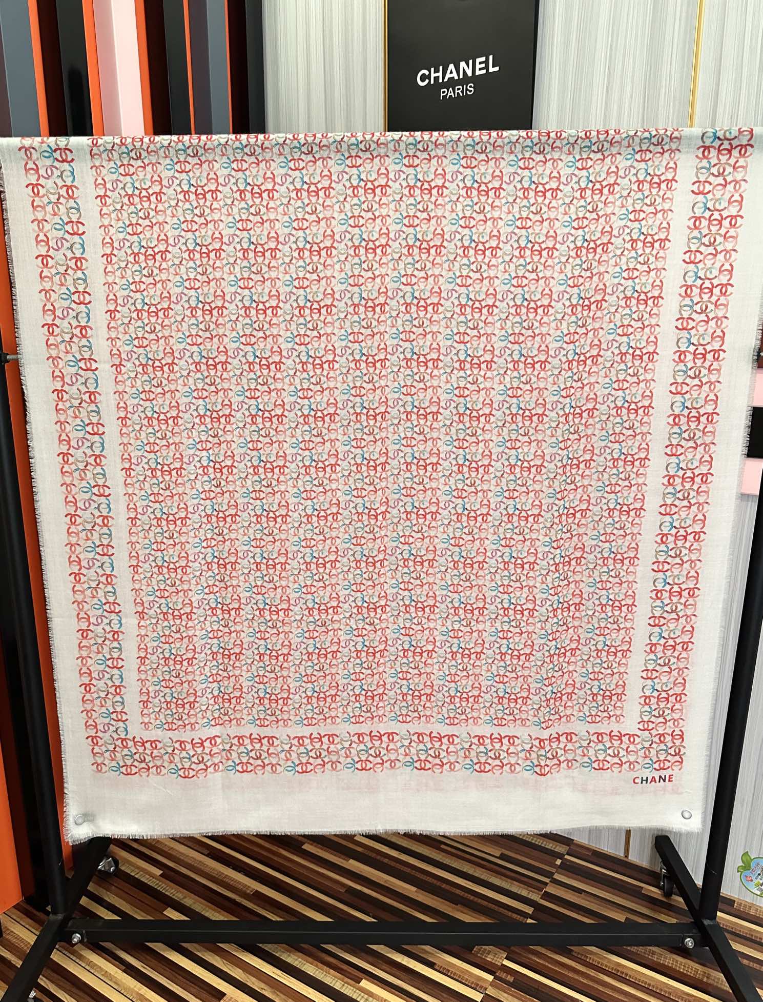 Chanel原單等級圍巾白底紅藍Logo印花輕薄設計款|超A仿原單精品圖片 7 Chanel原單等級圍巾白底紅藍Logo印花輕薄設計款|歐美奢侈品精品推薦