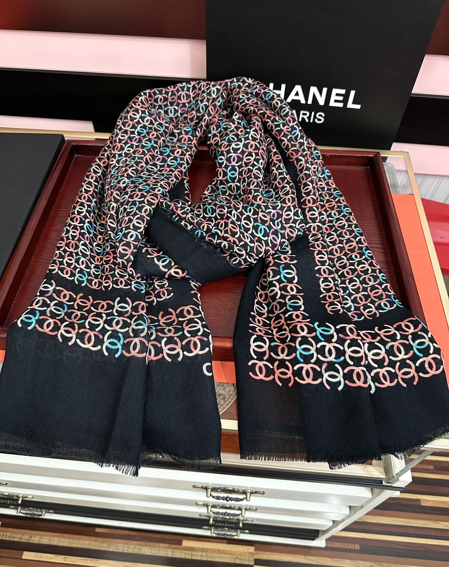 Chanel高仿圍巾黑底彩色雙C圖樣織紋設計保暖款