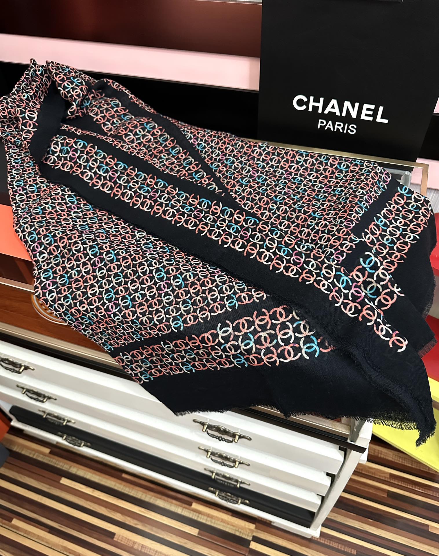 Chanel高仿圍巾黑底彩色雙C圖樣織紋設計保暖款|超A仿原單精品圖片 11 Chanel高仿圍巾黑底彩色雙C圖樣織紋設計保暖款|歐美奢侈品精品推薦