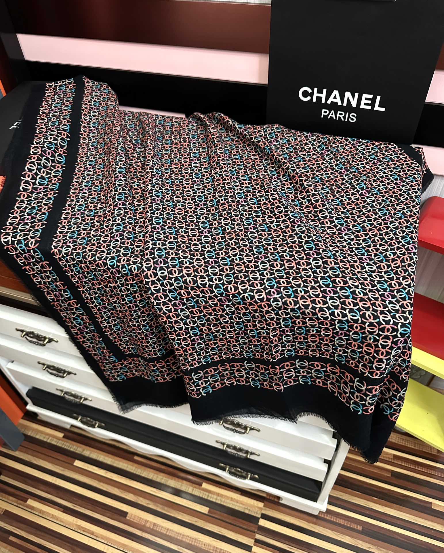 Chanel高仿圍巾黑底彩色雙C圖樣織紋設計保暖款|超A仿原單精品圖片 10 Chanel高仿圍巾黑底彩色雙C圖樣織紋設計保暖款|歐美奢侈品精品推薦