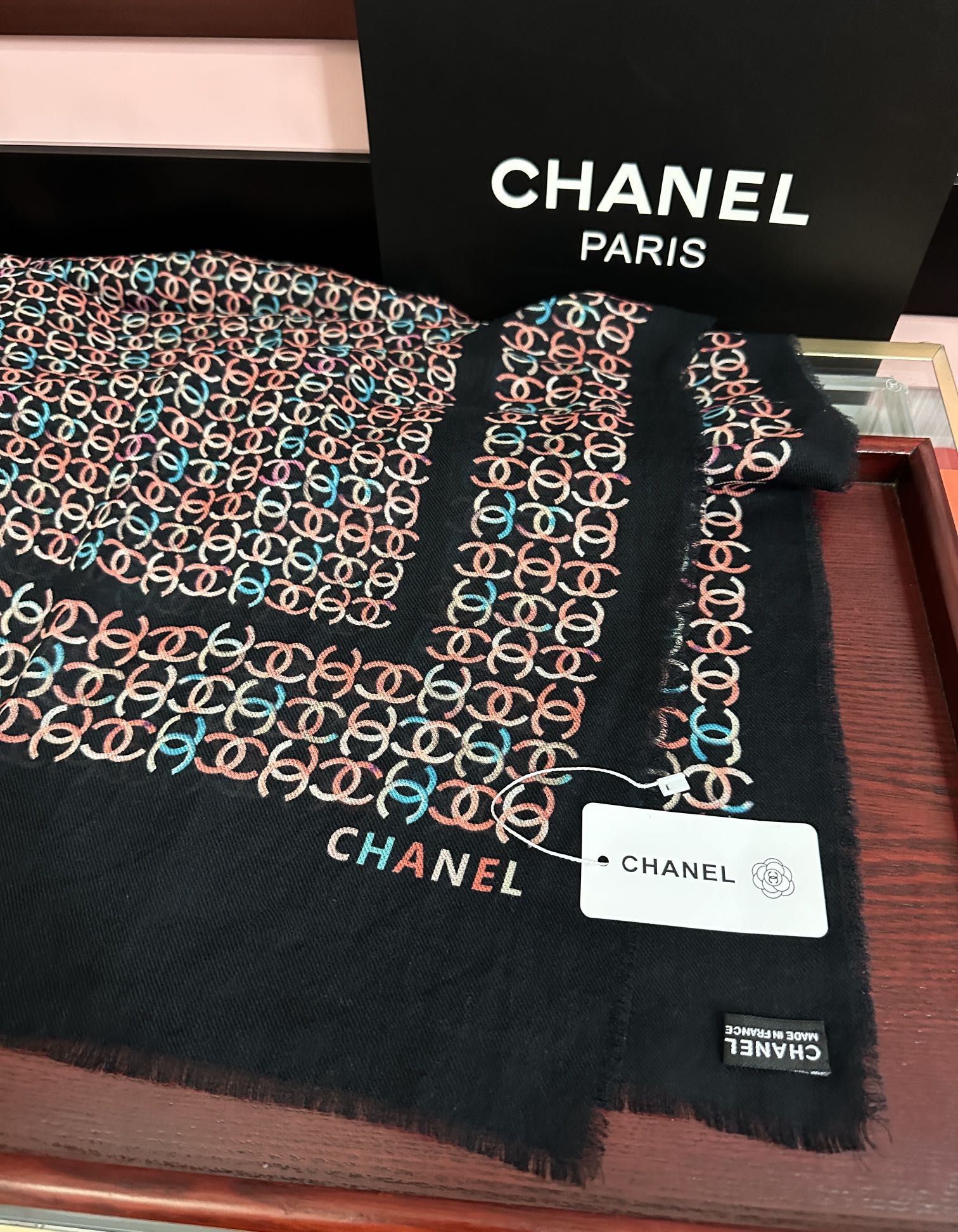 Chanel高仿圍巾黑底彩色雙C圖樣織紋設計保暖款|超A仿原單精品圖片 9 Chanel高仿圍巾黑底彩色雙C圖樣織紋設計保暖款|歐美奢侈品精品推薦