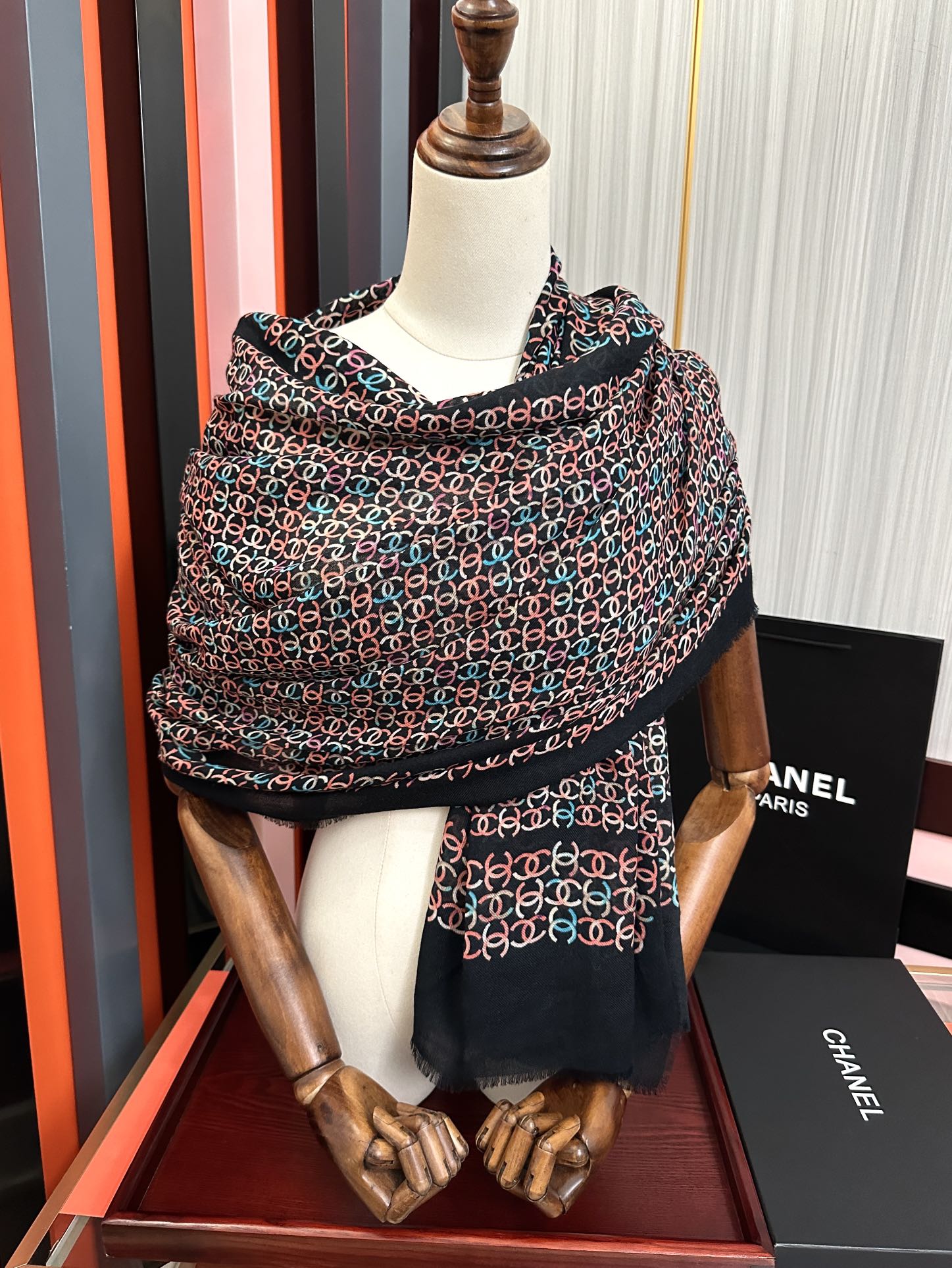 Chanel高仿圍巾黑底彩色雙C圖樣織紋設計保暖款|超A仿原單精品圖片 8 Chanel高仿圍巾黑底彩色雙C圖樣織紋設計保暖款|歐美奢侈品精品推薦