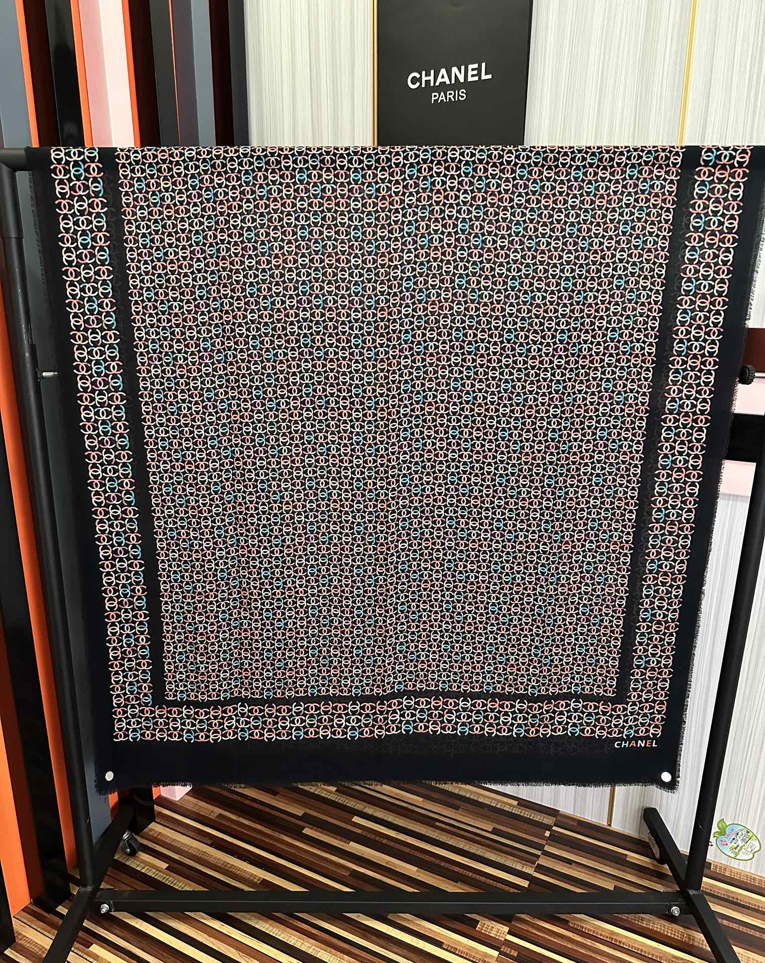 Chanel高仿圍巾黑底彩色雙C圖樣織紋設計保暖款|超A仿原單精品圖片 7 Chanel高仿圍巾黑底彩色雙C圖樣織紋設計保暖款|歐美奢侈品精品推薦