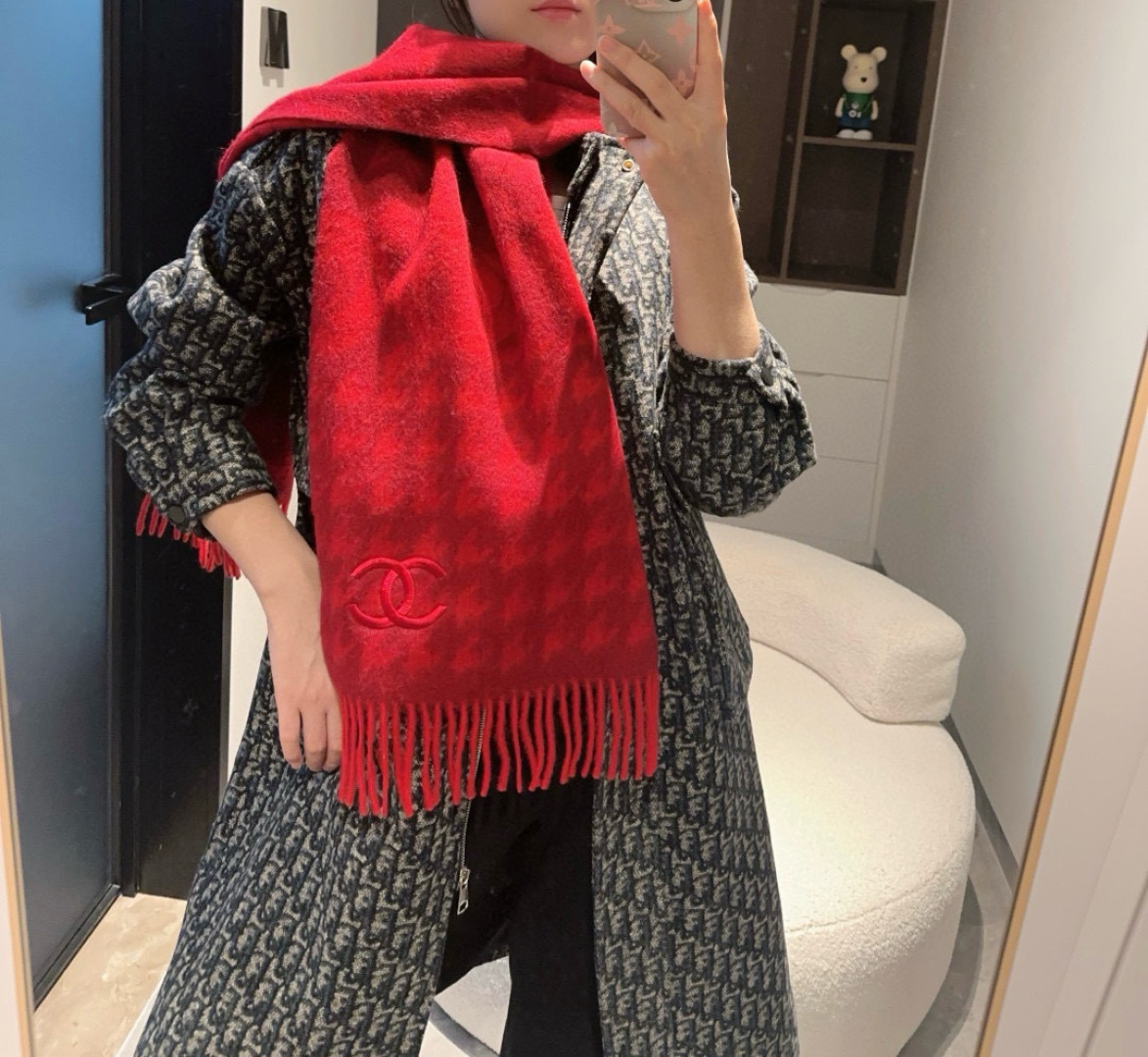 Chanel高仿圍巾紅色千鳥格紋保暖披肩刺繡雙C設計款