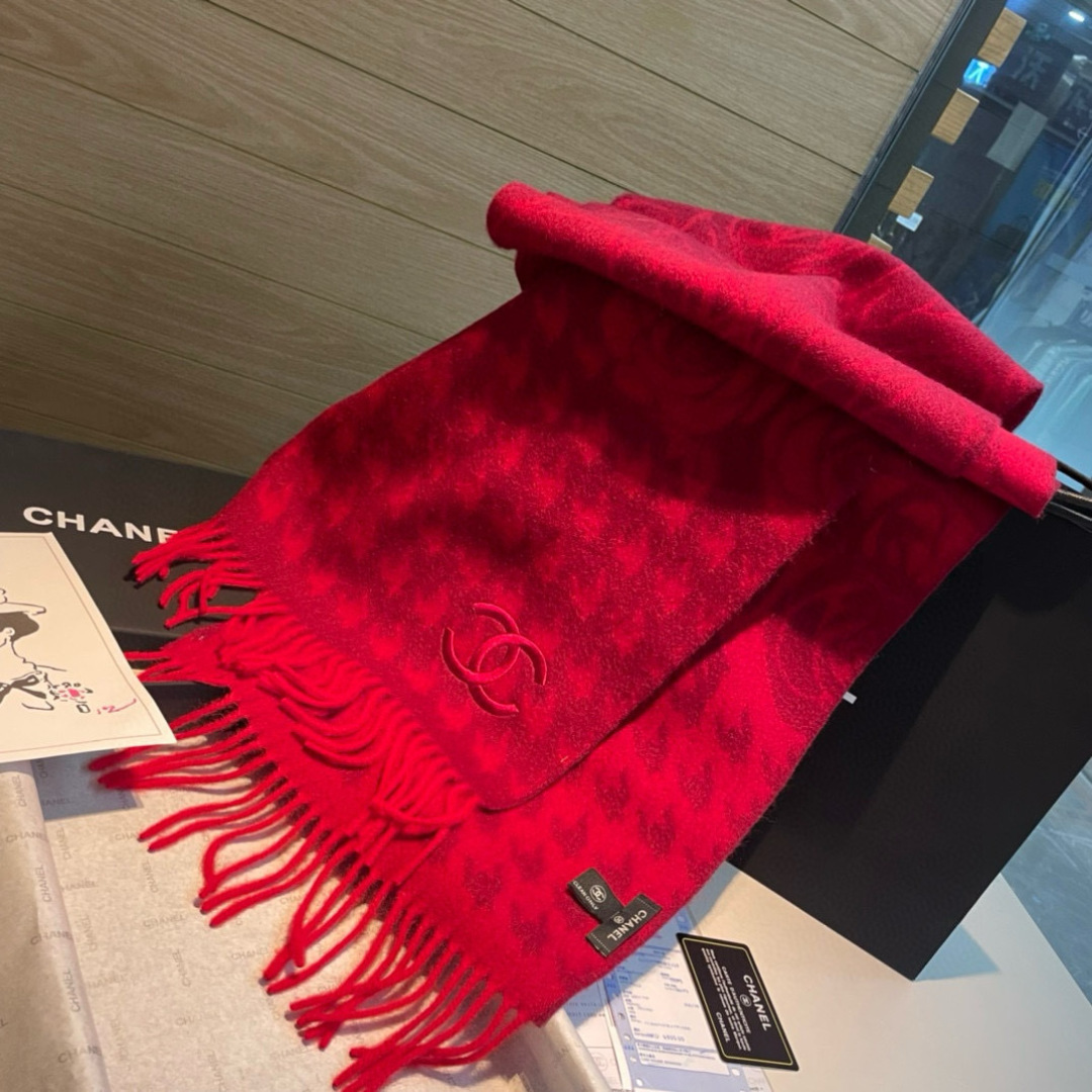 Chanel高仿圍巾紅色千鳥格紋保暖披肩刺繡雙C設計款|超A仿原單精品圖片 9 Chanel高仿圍巾紅色千鳥格紋保暖披肩刺繡雙C設計款|歐美奢侈品精品推薦