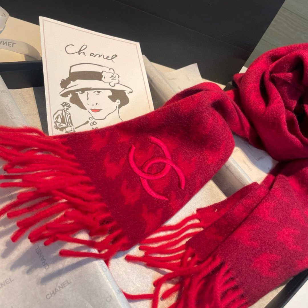 Chanel高仿圍巾紅色千鳥格紋保暖披肩刺繡雙C設計款|超A仿原單精品圖片 8 Chanel高仿圍巾紅色千鳥格紋保暖披肩刺繡雙C設計款|歐美奢侈品精品推薦