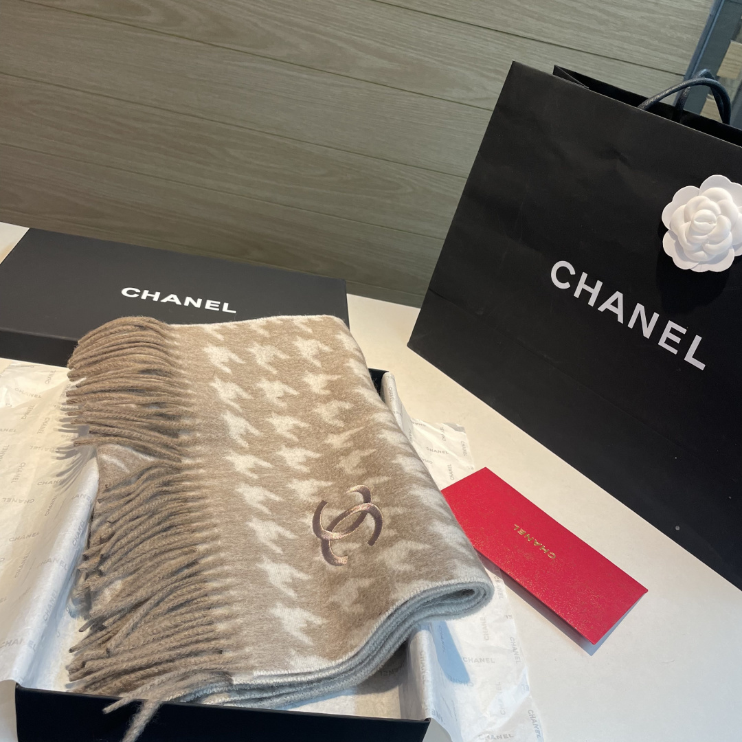 Chanel一比一圍巾米灰千鳥格溫柔配色刺繡Logo保暖披肩|超A仿原單精品圖片 13 Chanel一比一圍巾米灰千鳥格溫柔配色刺繡Logo保暖披肩|歐美奢侈品精品推薦