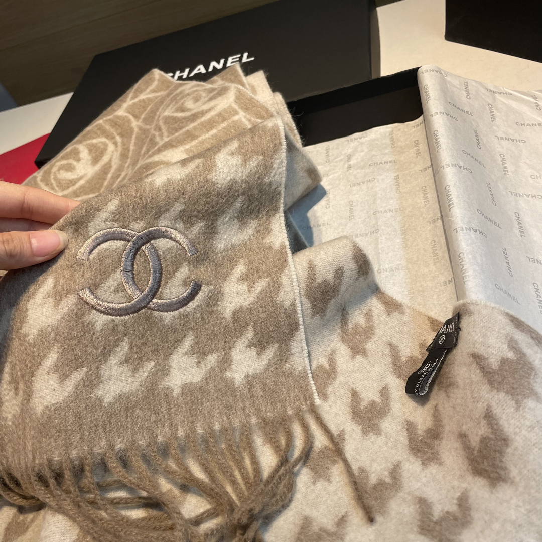 Chanel一比一圍巾米灰千鳥格溫柔配色刺繡Logo保暖披肩|超A仿原單精品圖片 9 Chanel一比一圍巾米灰千鳥格溫柔配色刺繡Logo保暖披肩|歐美奢侈品精品推薦