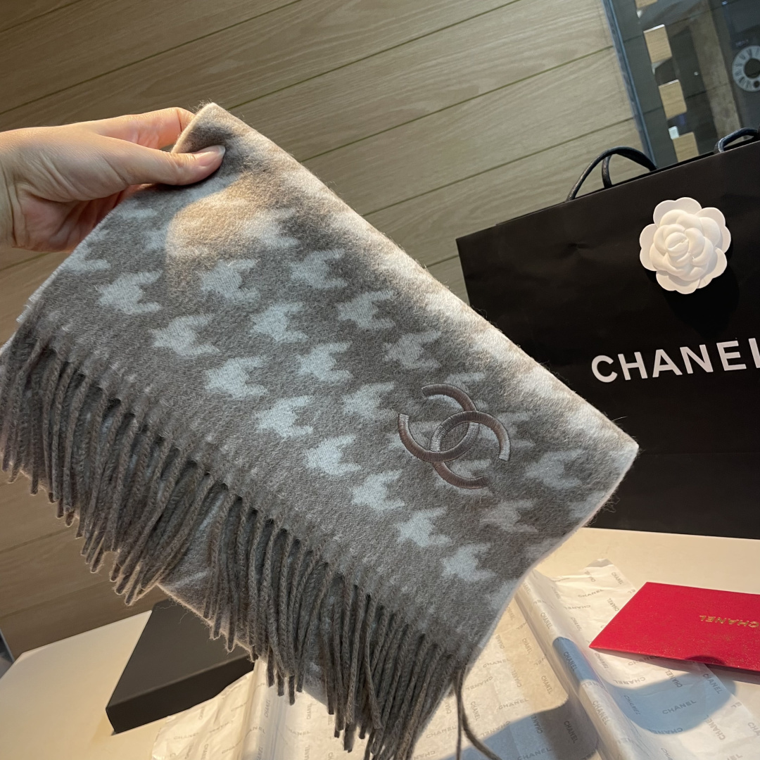 Chanel一比一圍巾米灰千鳥格溫柔配色刺繡Logo保暖披肩|超A仿原單精品圖片 7 Chanel一比一圍巾米灰千鳥格溫柔配色刺繡Logo保暖披肩|歐美奢侈品精品推薦