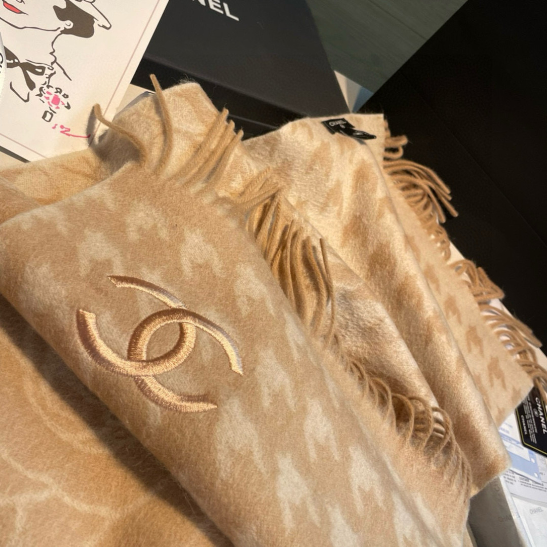 Chanel高仿圍巾米杏色玫瑰浮雕圖騰雙C刺繡冬季設計款|超A仿原單精品圖片 8 Chanel高仿圍巾米杏色玫瑰浮雕圖騰雙C刺繡冬季設計款|歐美奢侈品精品推薦