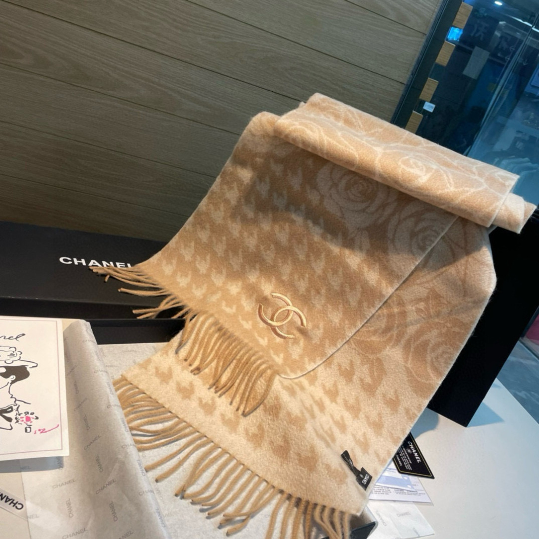 Chanel高仿圍巾米杏色玫瑰浮雕圖騰雙C刺繡冬季設計款|超A仿原單精品圖片 7 Chanel高仿圍巾米杏色玫瑰浮雕圖騰雙C刺繡冬季設計款|歐美奢侈品精品推薦