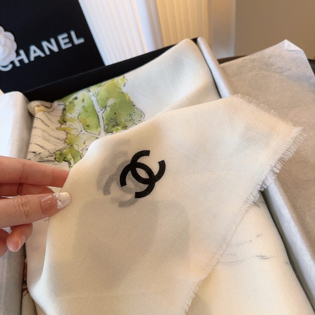 Chanel原單披肩白底花卉圖騰輕柔羊毛圍巾設計款|超A仿原單精品圖片 13 Chanel原單披肩白底花卉圖騰輕柔羊毛圍巾設計款|歐美奢侈品精品推薦