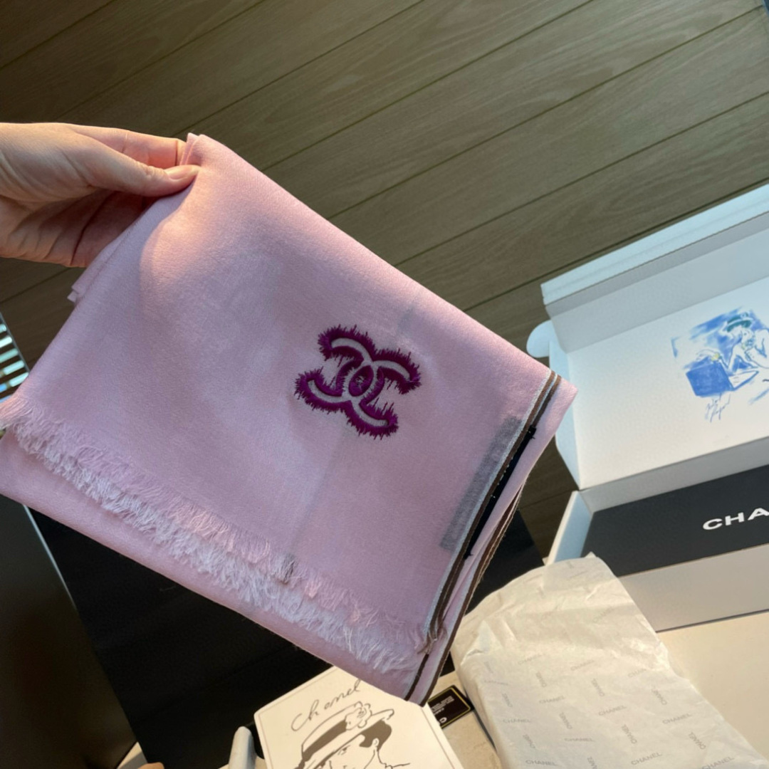 Chanel A貨粉色刺繡Logo圍巾 輕紗柔感設計氣質女用款|超A仿原單精品圖片 15 Chanel A貨粉色刺繡Logo圍巾 輕紗柔感設計氣質女用款|歐美奢侈品精品推薦