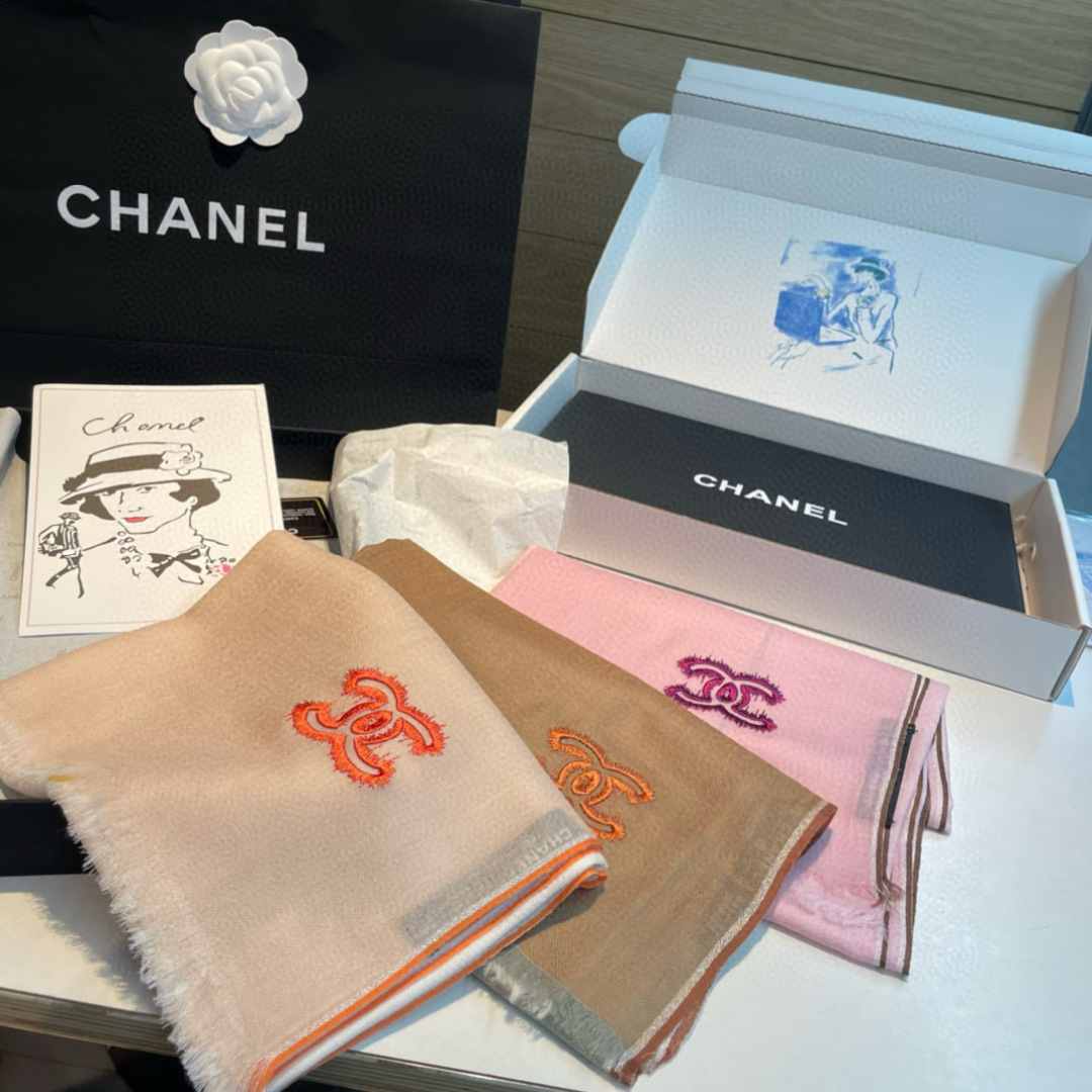 Chanel A貨粉色刺繡Logo圍巾 輕紗柔感設計氣質女用款|超A仿原單精品圖片 14 Chanel A貨粉色刺繡Logo圍巾 輕紗柔感設計氣質女用款|歐美奢侈品精品推薦