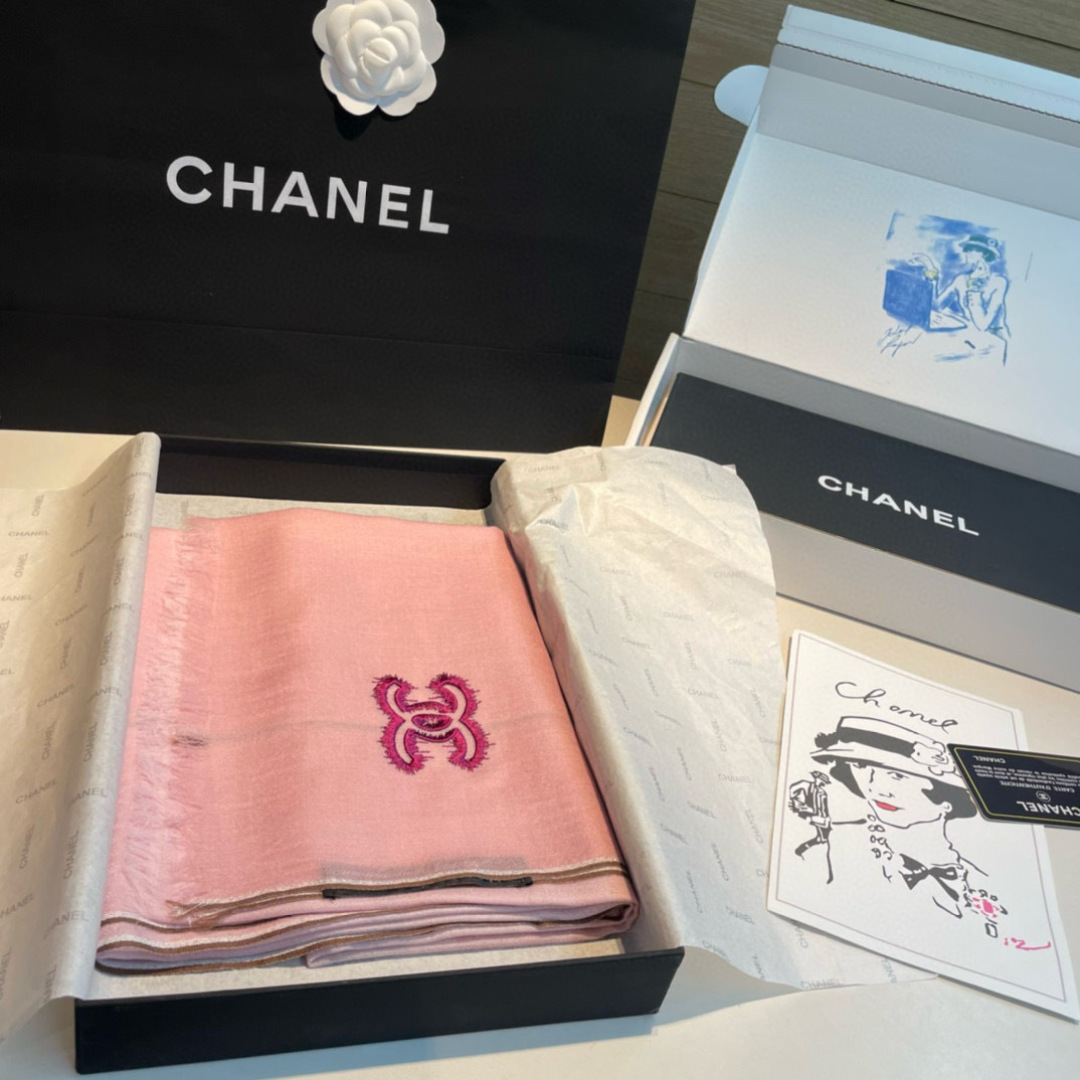 Chanel A貨粉色刺繡Logo圍巾 輕紗柔感設計氣質女用款|超A仿原單精品圖片 13 Chanel A貨粉色刺繡Logo圍巾 輕紗柔感設計氣質女用款|歐美奢侈品精品推薦
