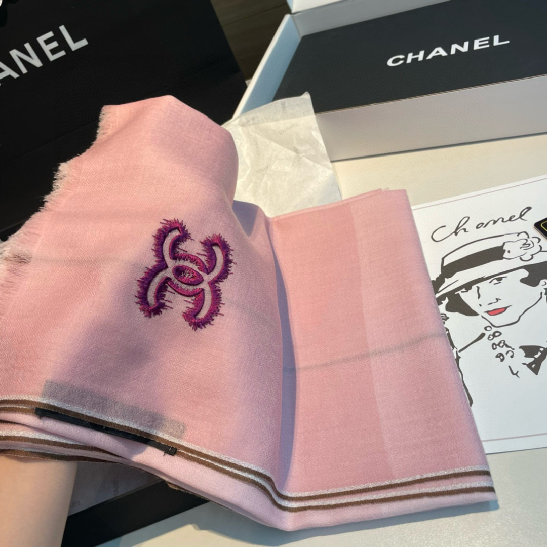 Chanel A貨粉色刺繡Logo圍巾 輕紗柔感設計氣質女用款|超A仿原單精品圖片 12 Chanel A貨粉色刺繡Logo圍巾 輕紗柔感設計氣質女用款|歐美奢侈品精品推薦