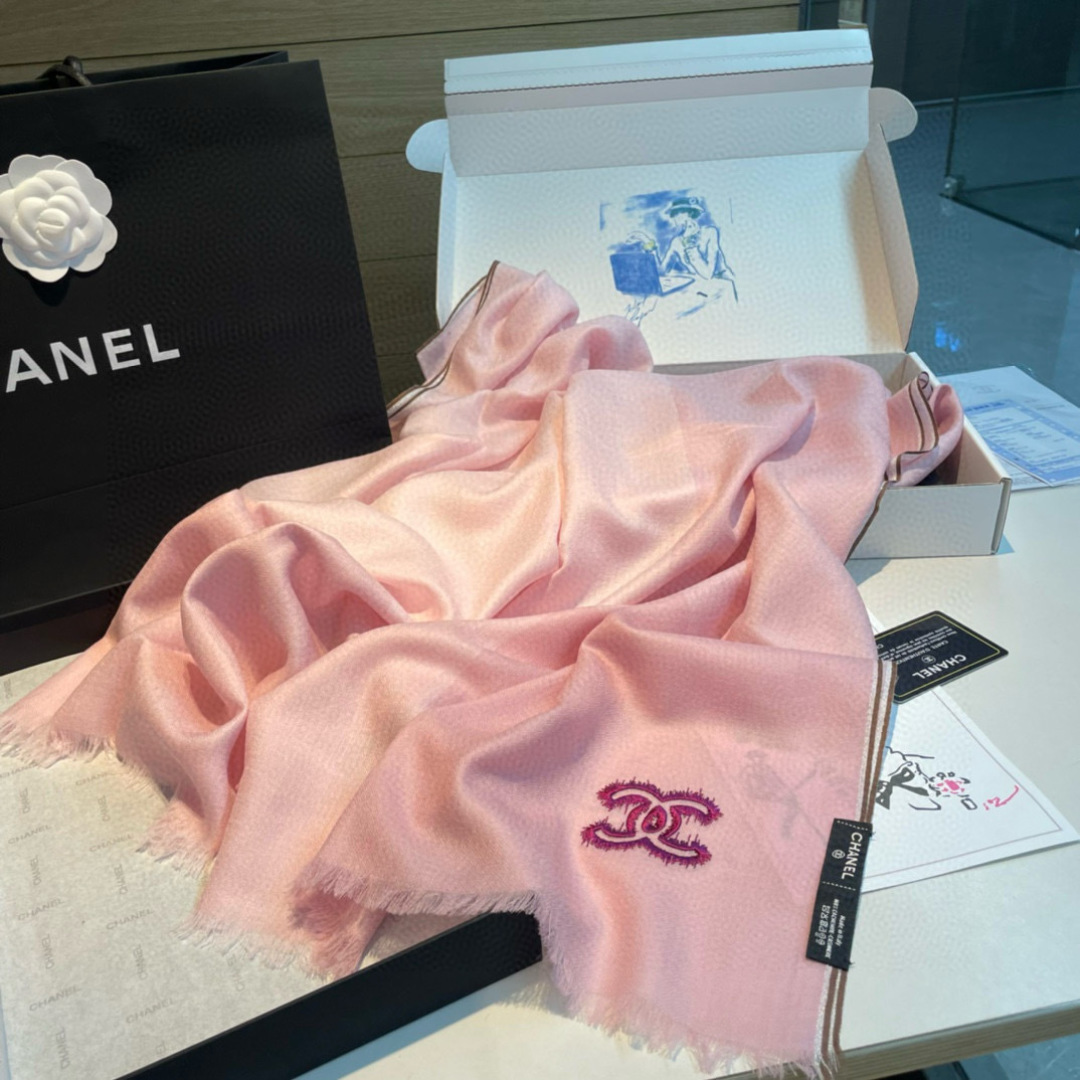 Chanel A貨粉色刺繡Logo圍巾 輕紗柔感設計氣質女用款|超A仿原單精品圖片 11 Chanel A貨粉色刺繡Logo圍巾 輕紗柔感設計氣質女用款|歐美奢侈品精品推薦