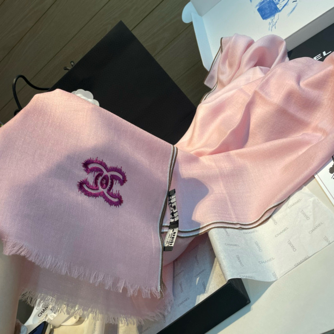 Chanel A貨粉色刺繡Logo圍巾 輕紗柔感設計氣質女用款|超A仿原單精品圖片 10 Chanel A貨粉色刺繡Logo圍巾 輕紗柔感設計氣質女用款|歐美奢侈品精品推薦