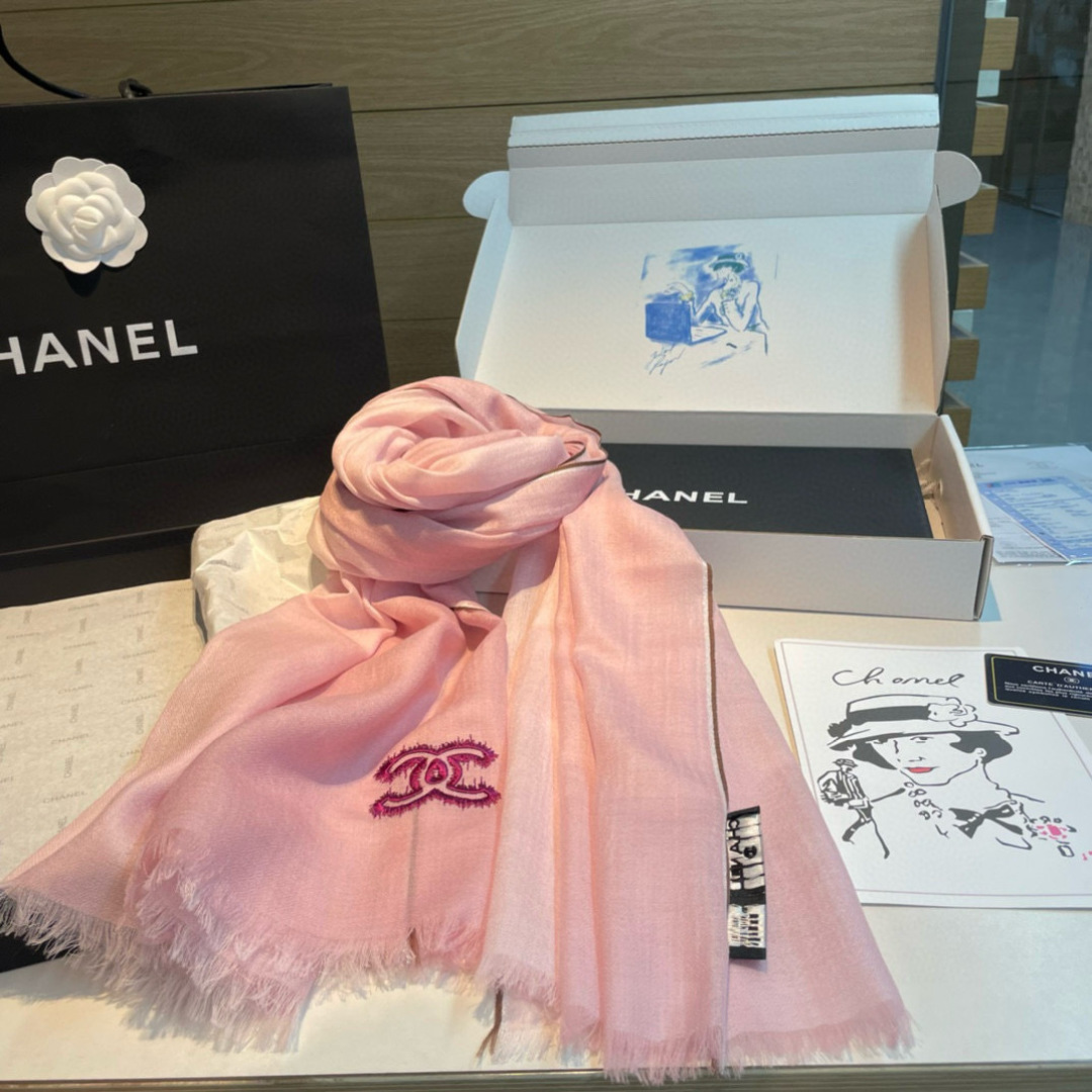 Chanel A貨粉色刺繡Logo圍巾 輕紗柔感設計氣質女用款|超A仿原單精品圖片 9 Chanel A貨粉色刺繡Logo圍巾 輕紗柔感設計氣質女用款|歐美奢侈品精品推薦