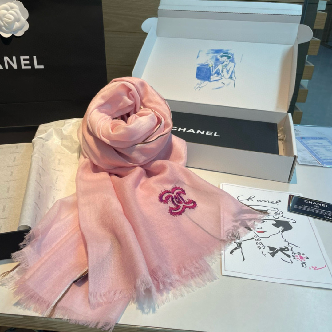 Chanel A貨粉色刺繡Logo圍巾 輕紗柔感設計氣質女用款|超A仿原單精品圖片 8 Chanel A貨粉色刺繡Logo圍巾 輕紗柔感設計氣質女用款|歐美奢侈品精品推薦
