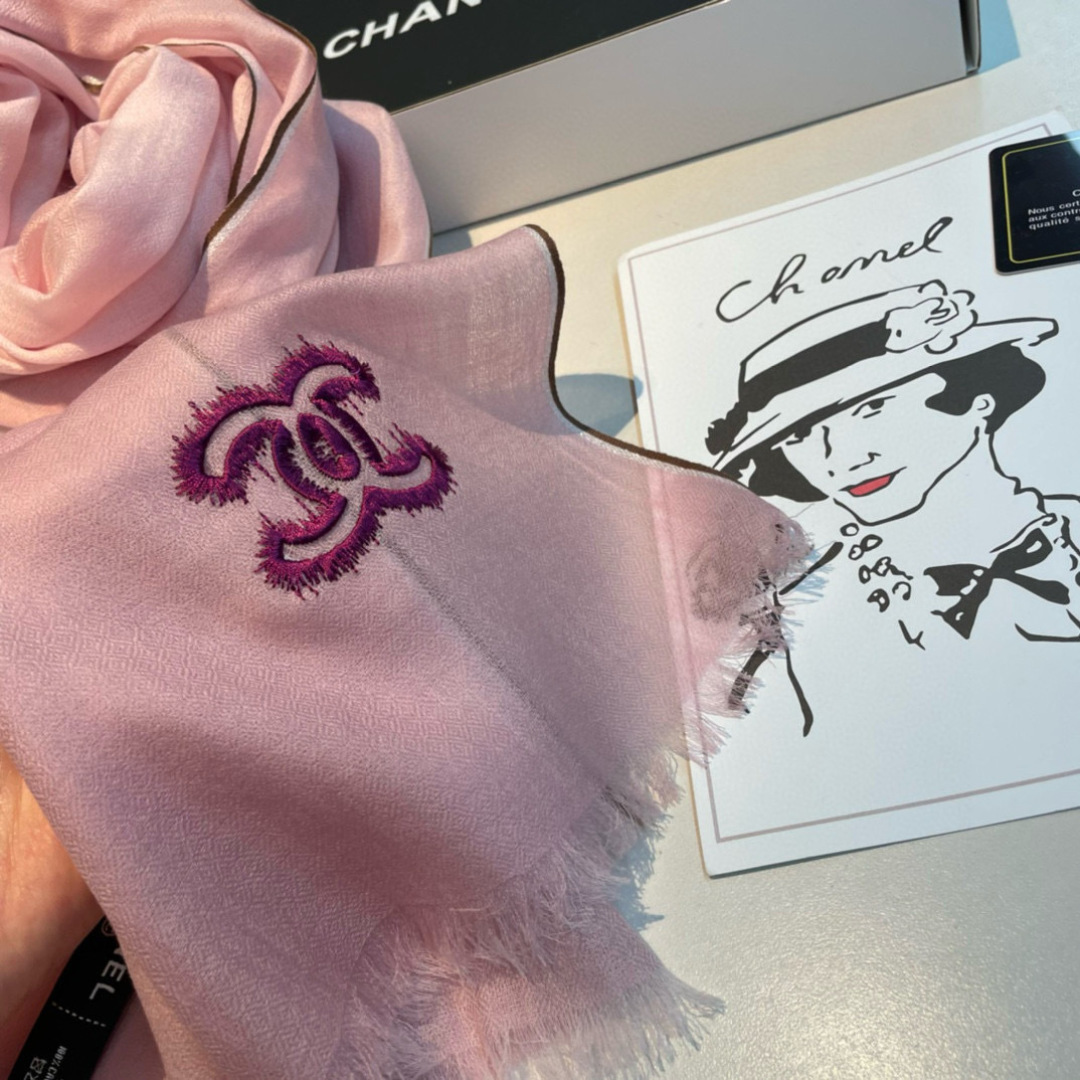 Chanel A貨粉色刺繡Logo圍巾 輕紗柔感設計氣質女用款|超A仿原單精品圖片 7 Chanel A貨粉色刺繡Logo圍巾 輕紗柔感設計氣質女用款|歐美奢侈品精品推薦